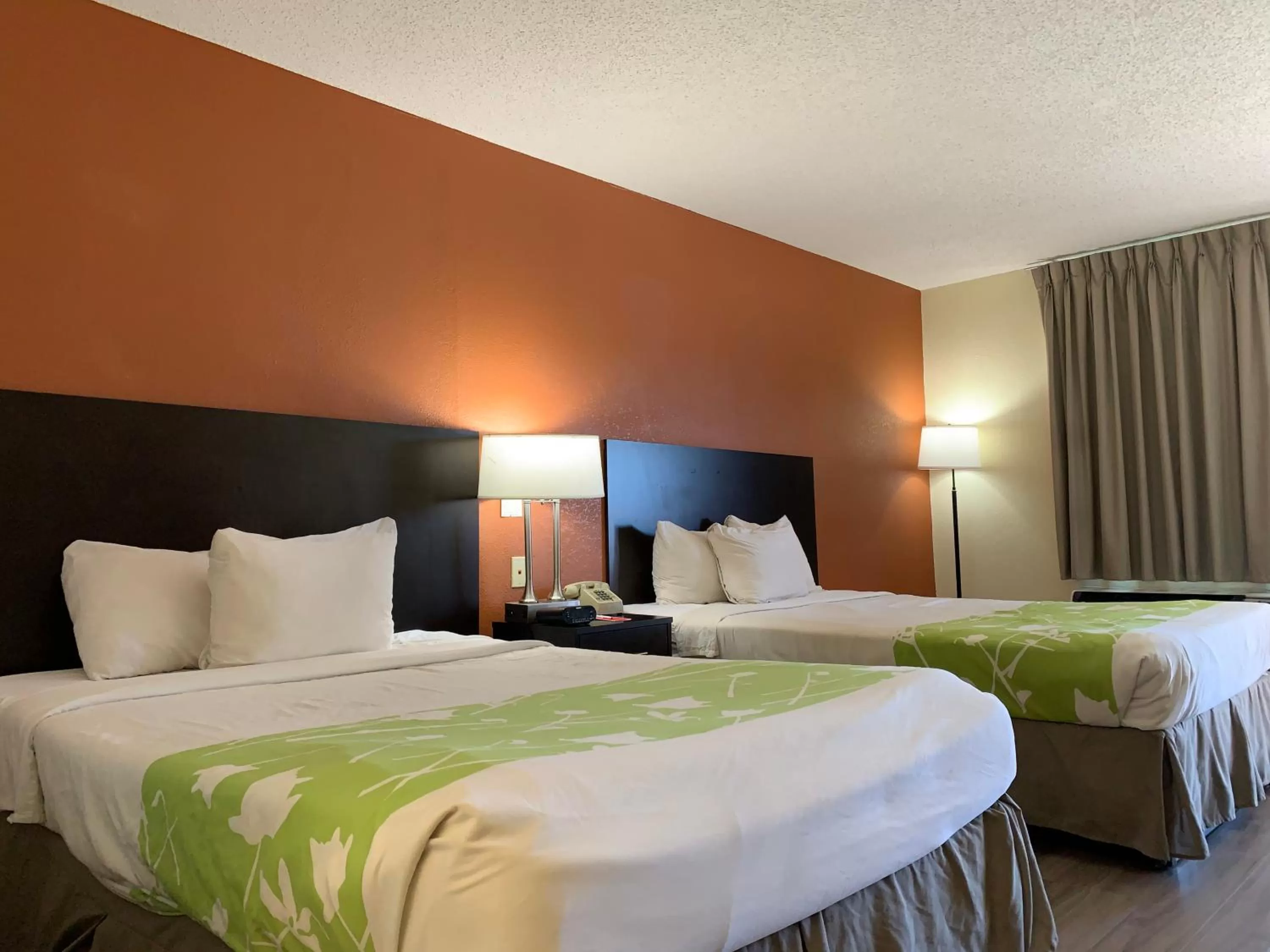 Bed in Econo Lodge Dothan West