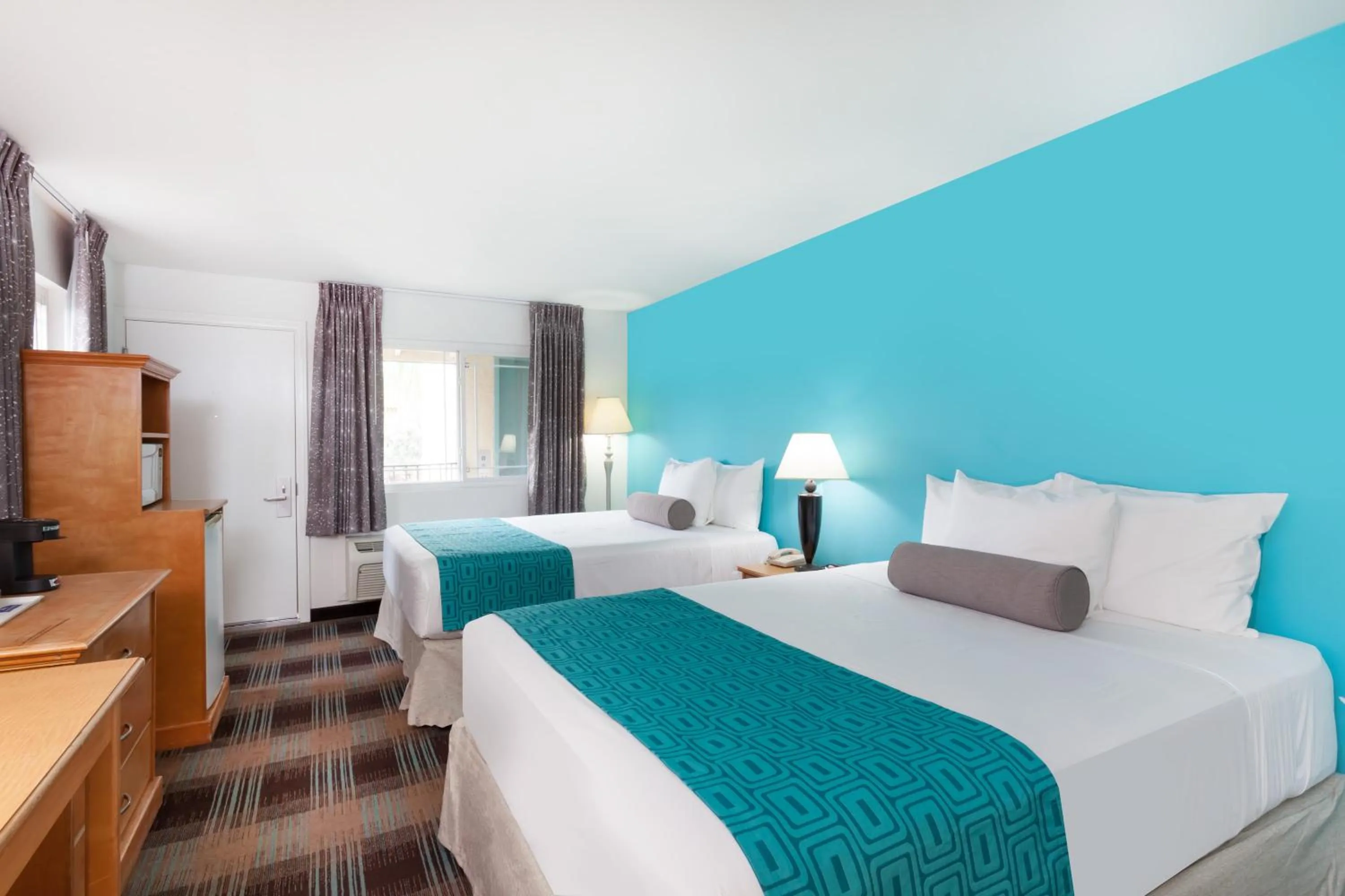 Property building, Bed in Howard Johnson by Wyndham San Diego Hotel Circle