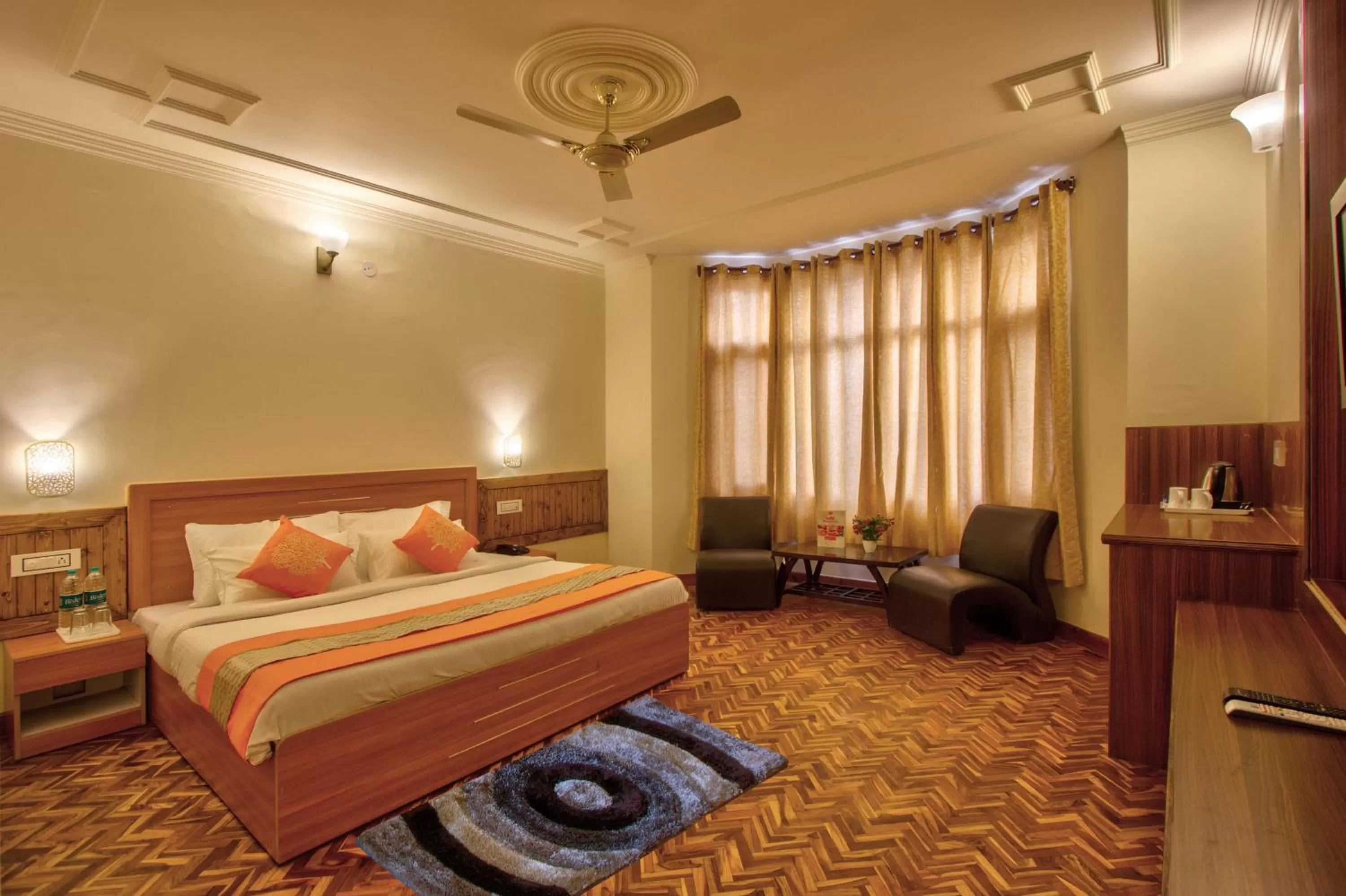 Photo of the whole room, Bed in Woodstock Inn Manali 800 Mtrs from Mall Road