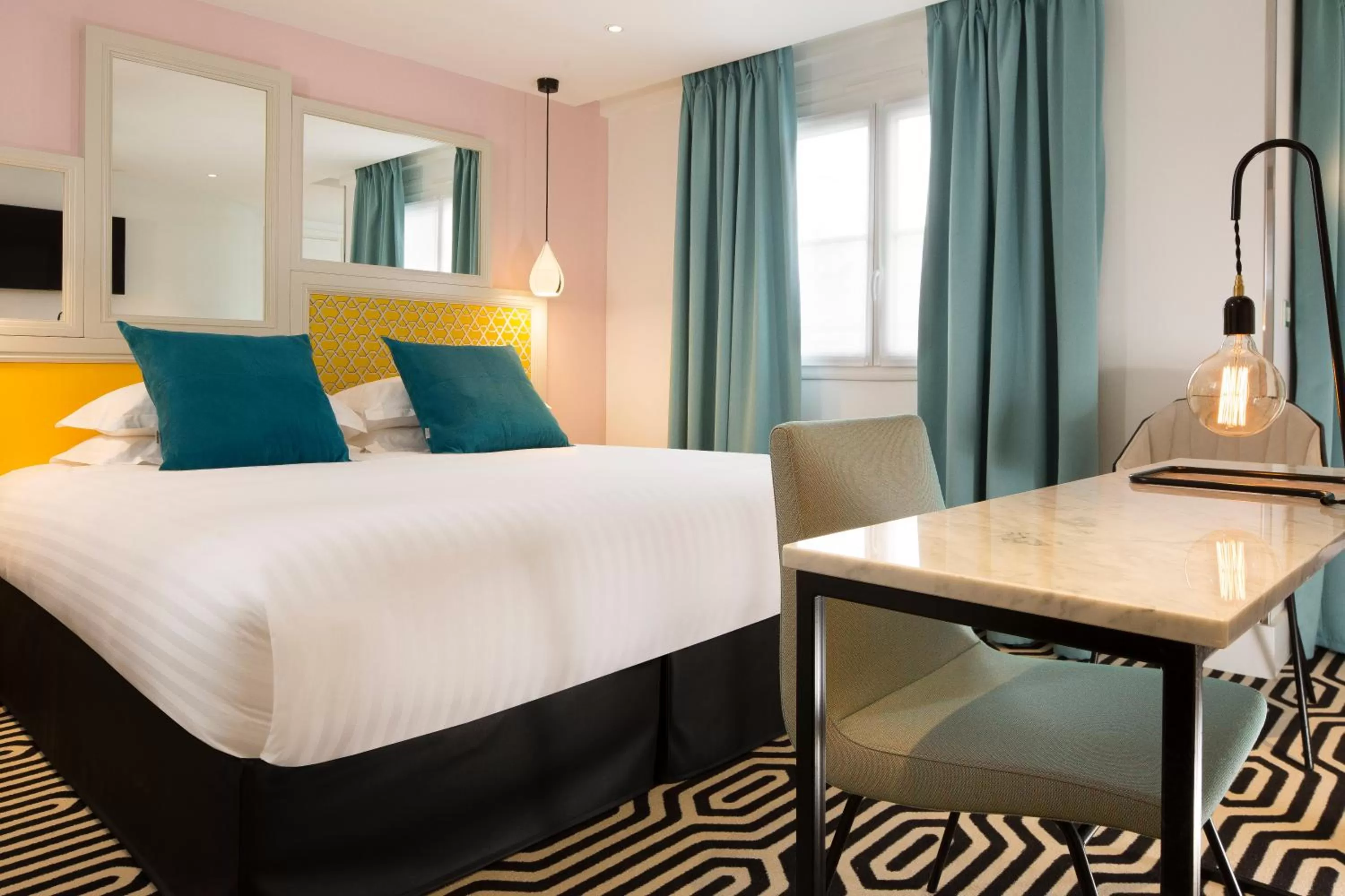 Bed in Hotel Haussmann Saint Augustin