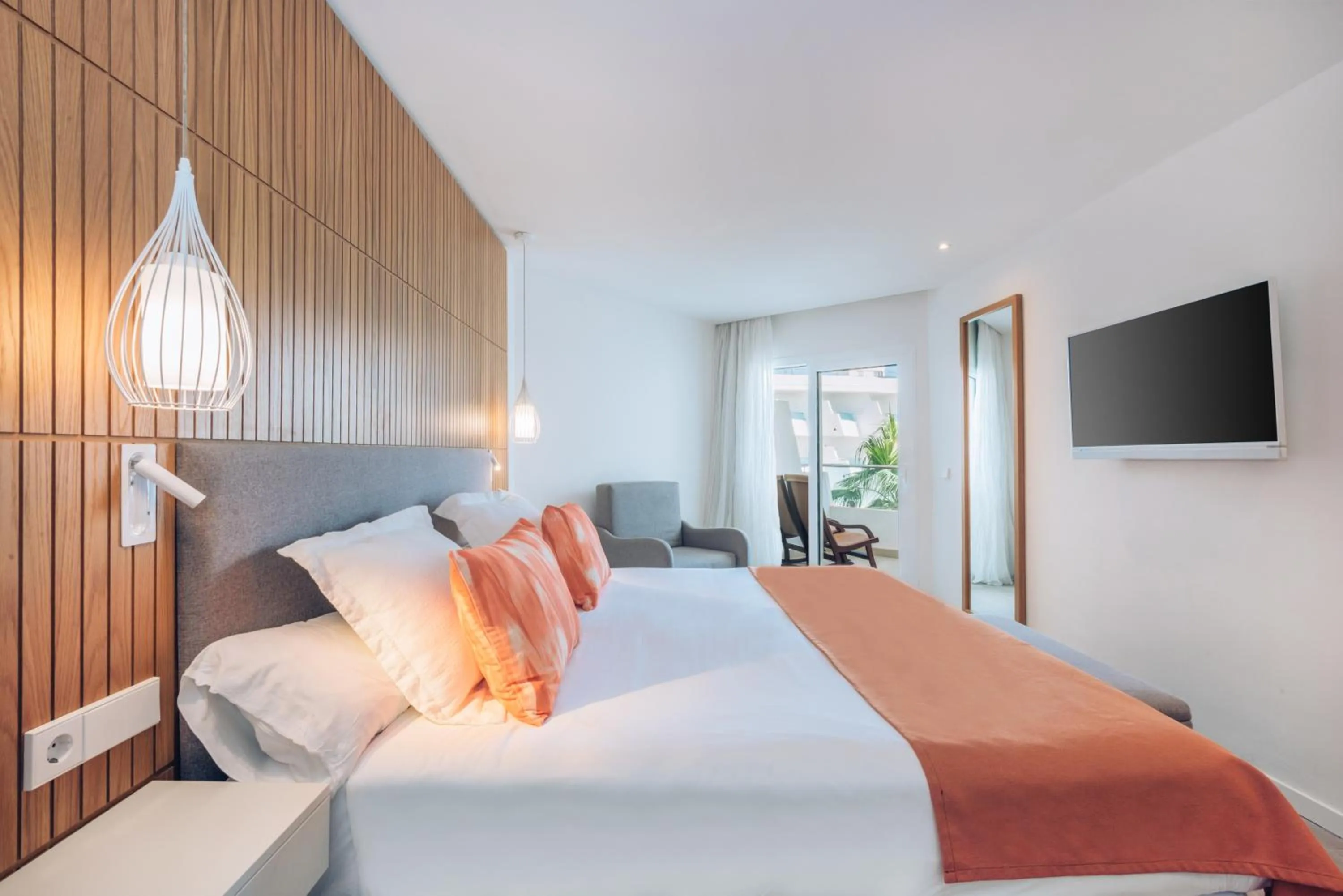 Photo of the whole room, Bed in Iberostar Waves Playa de Muro