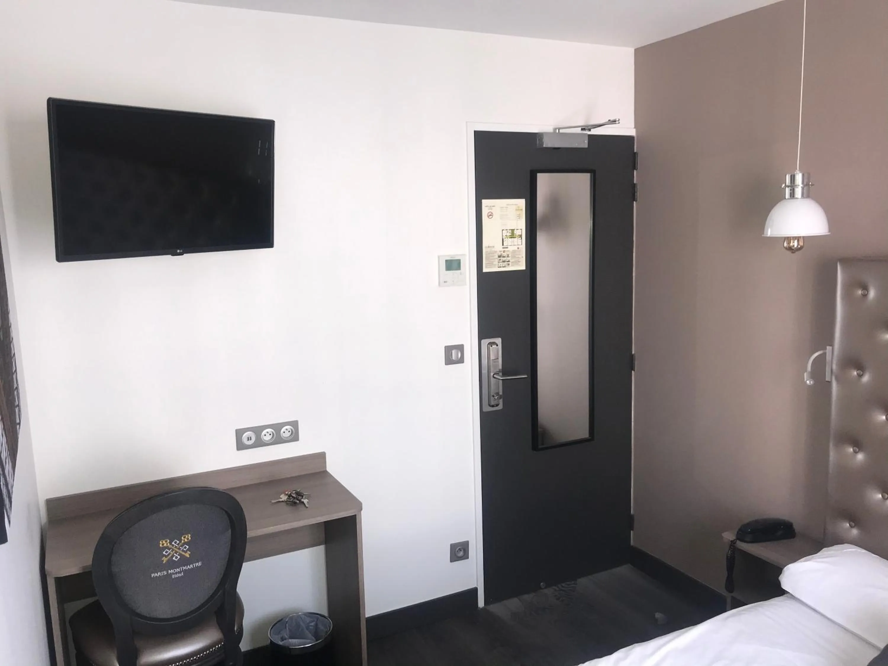 Bed in Hotel de Paris Montmartre