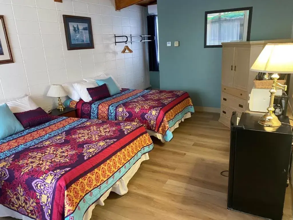 Budget Double or Twin Room in Huron Sands Motel and Restaurant Budget Double or Twin Room in Huron Sands Motel and Restaurant