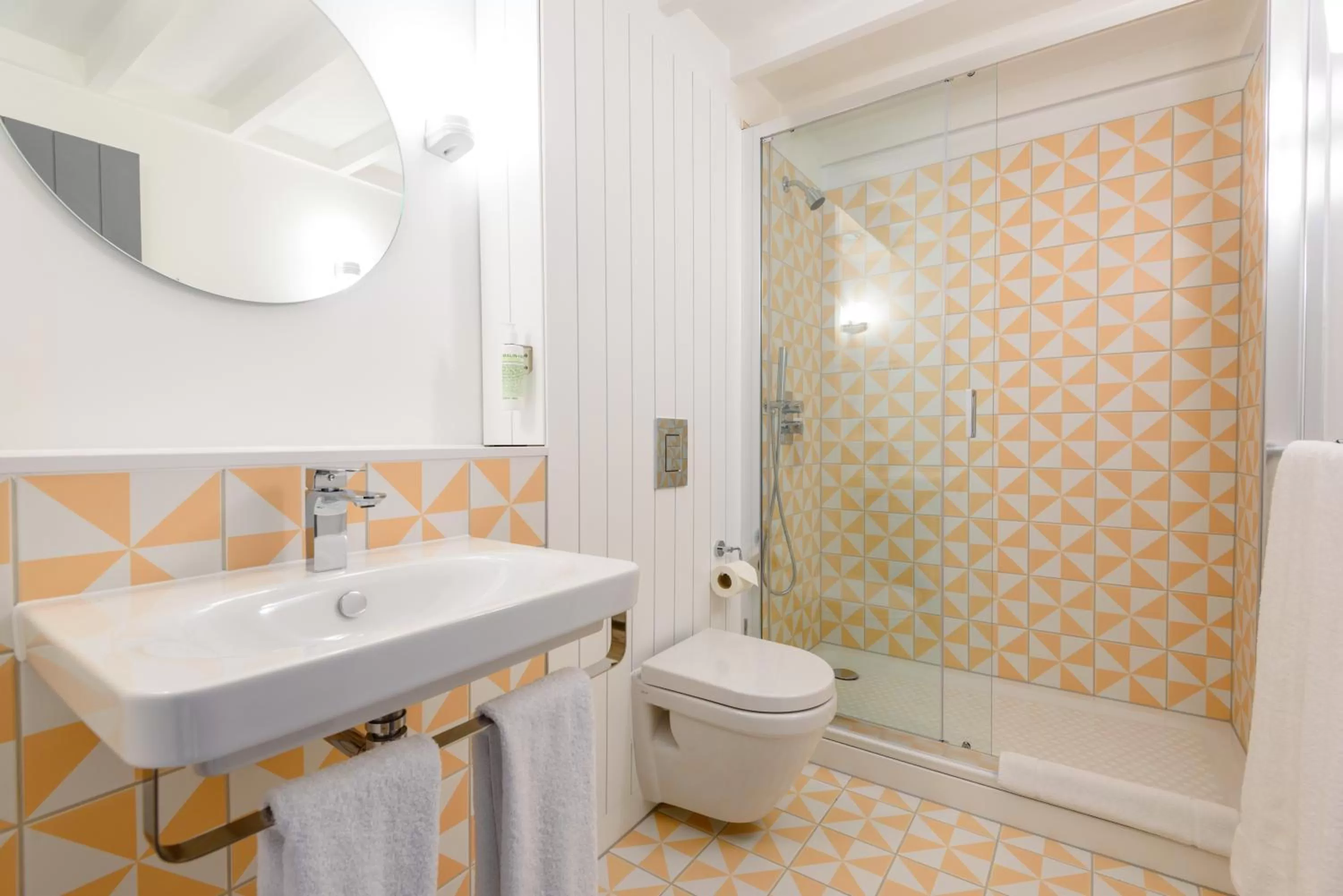 Bathroom in room2 Southampton Hometel