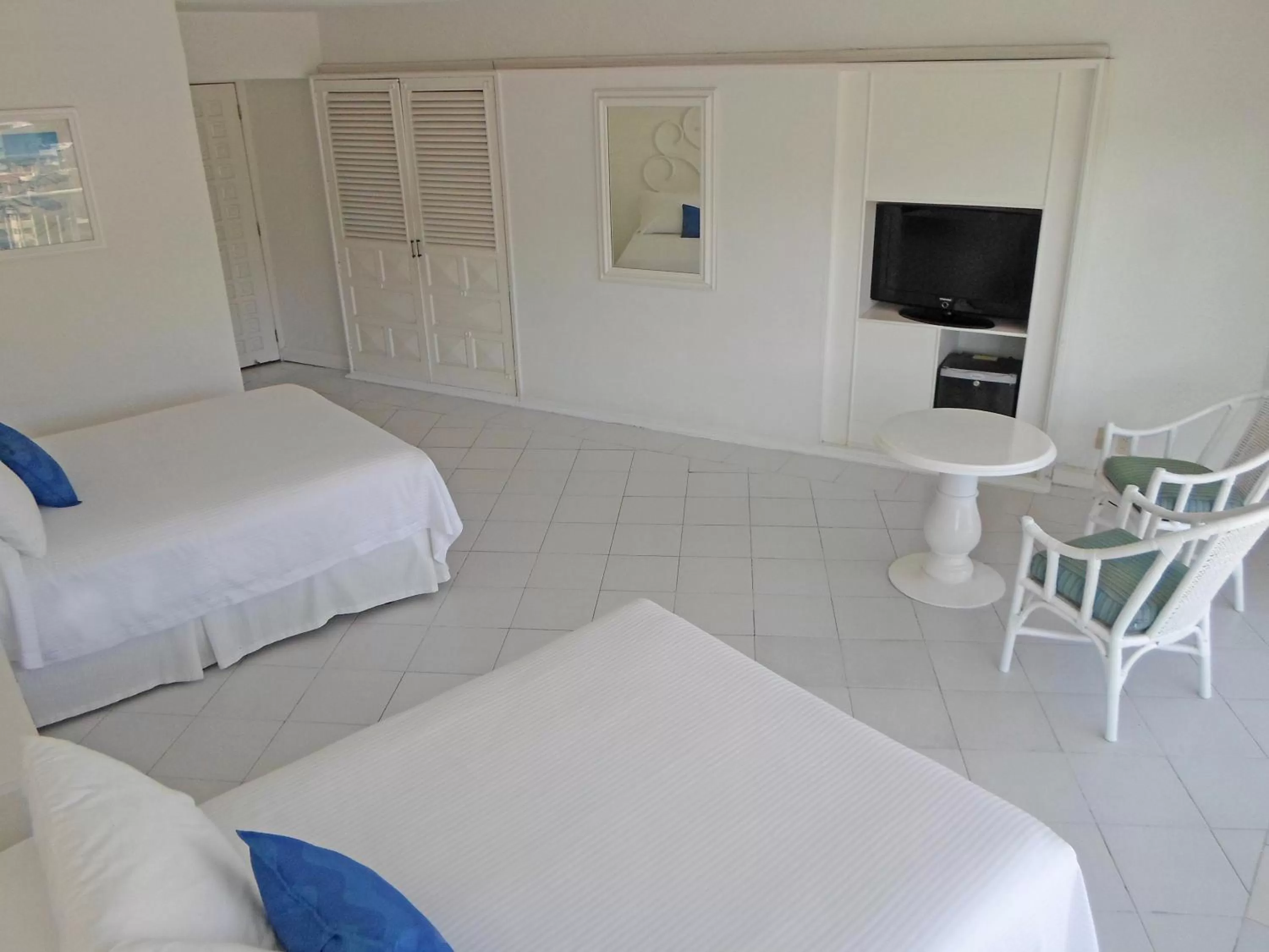 Photo of the whole room, Bed in Calinda Beach Acapulco