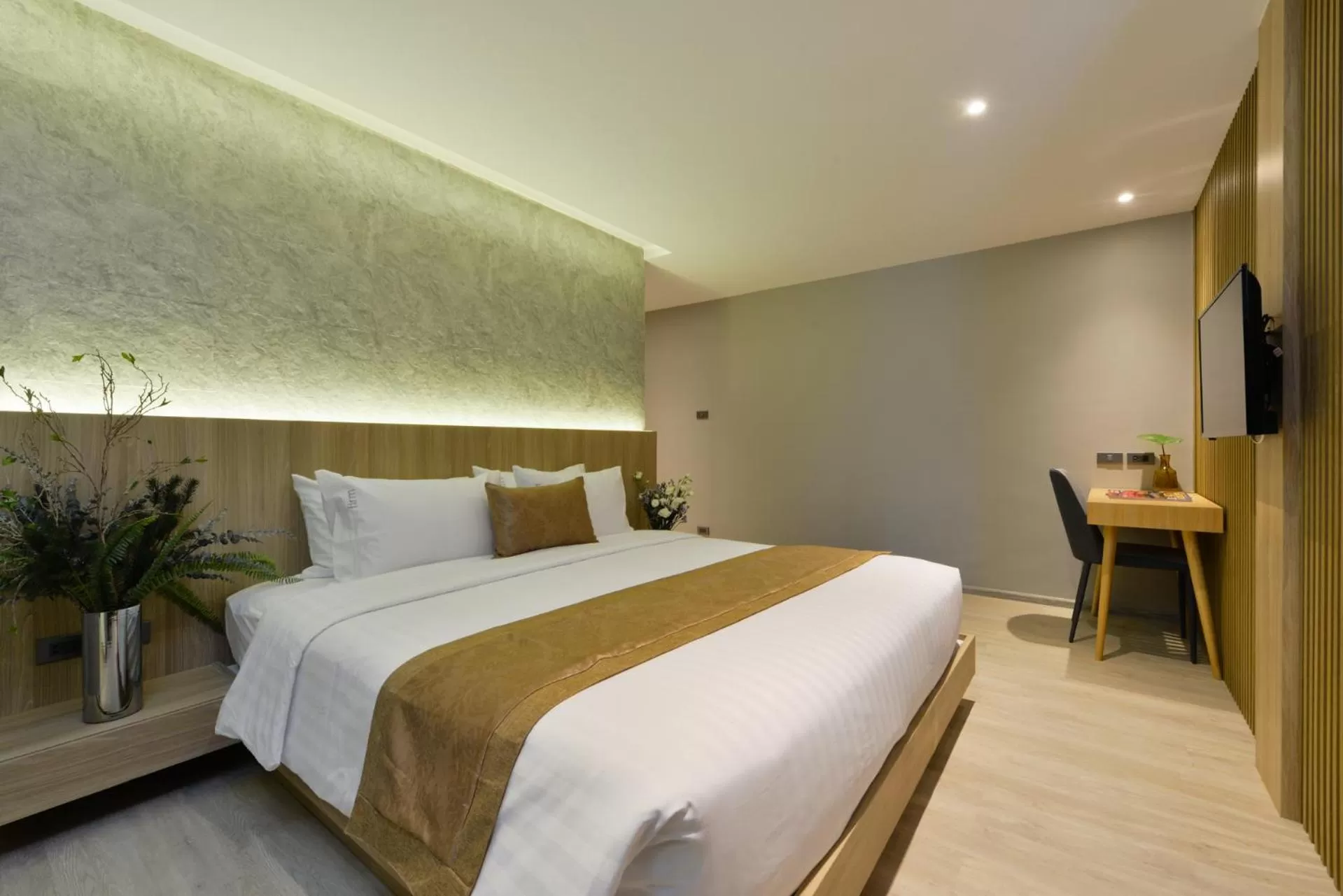 Bedroom, Bed in Aspira Tropical Residence Thong Lor