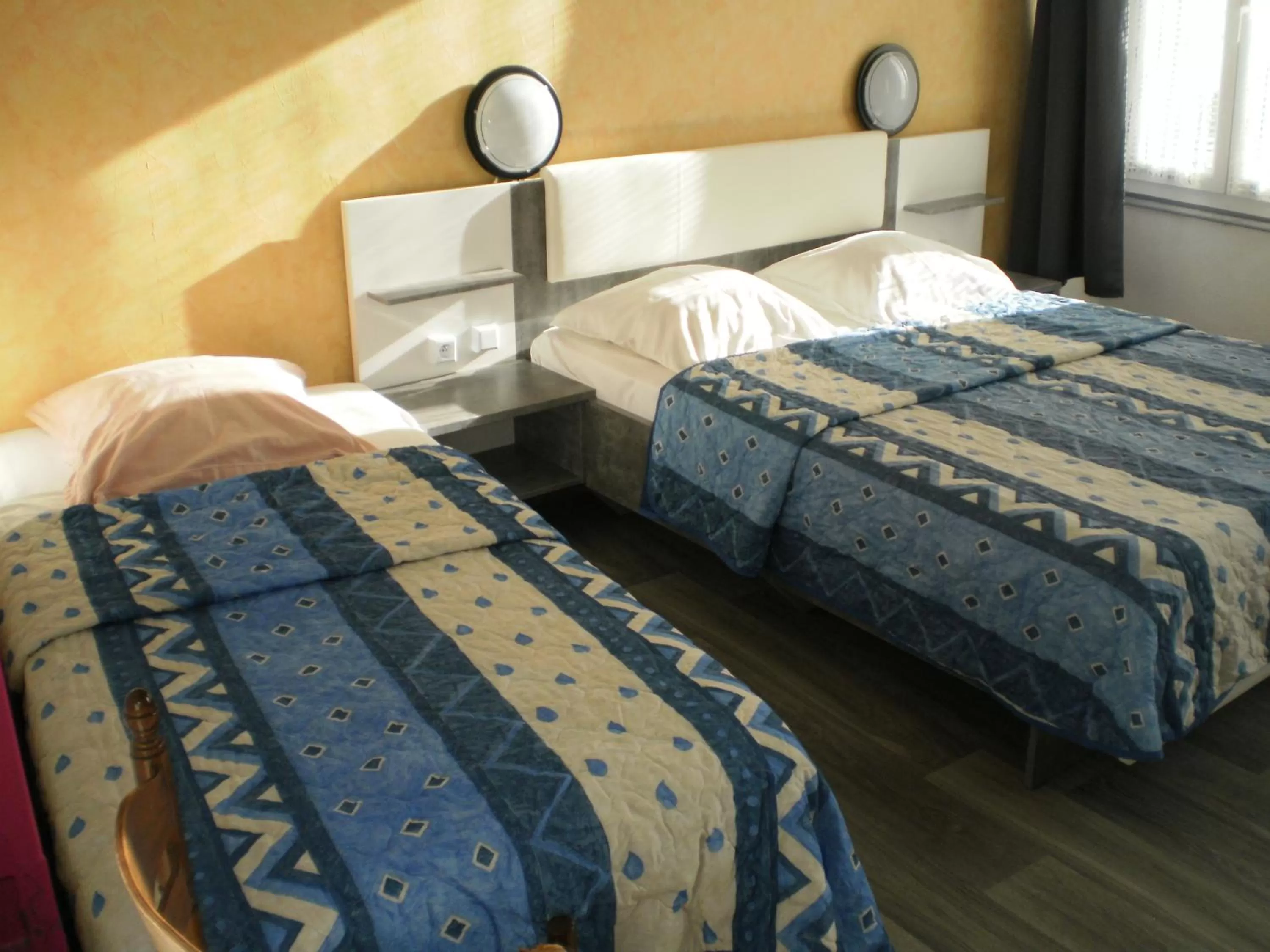 Triple Room (2 Adults + 1 Child) in Hotel De La Gare