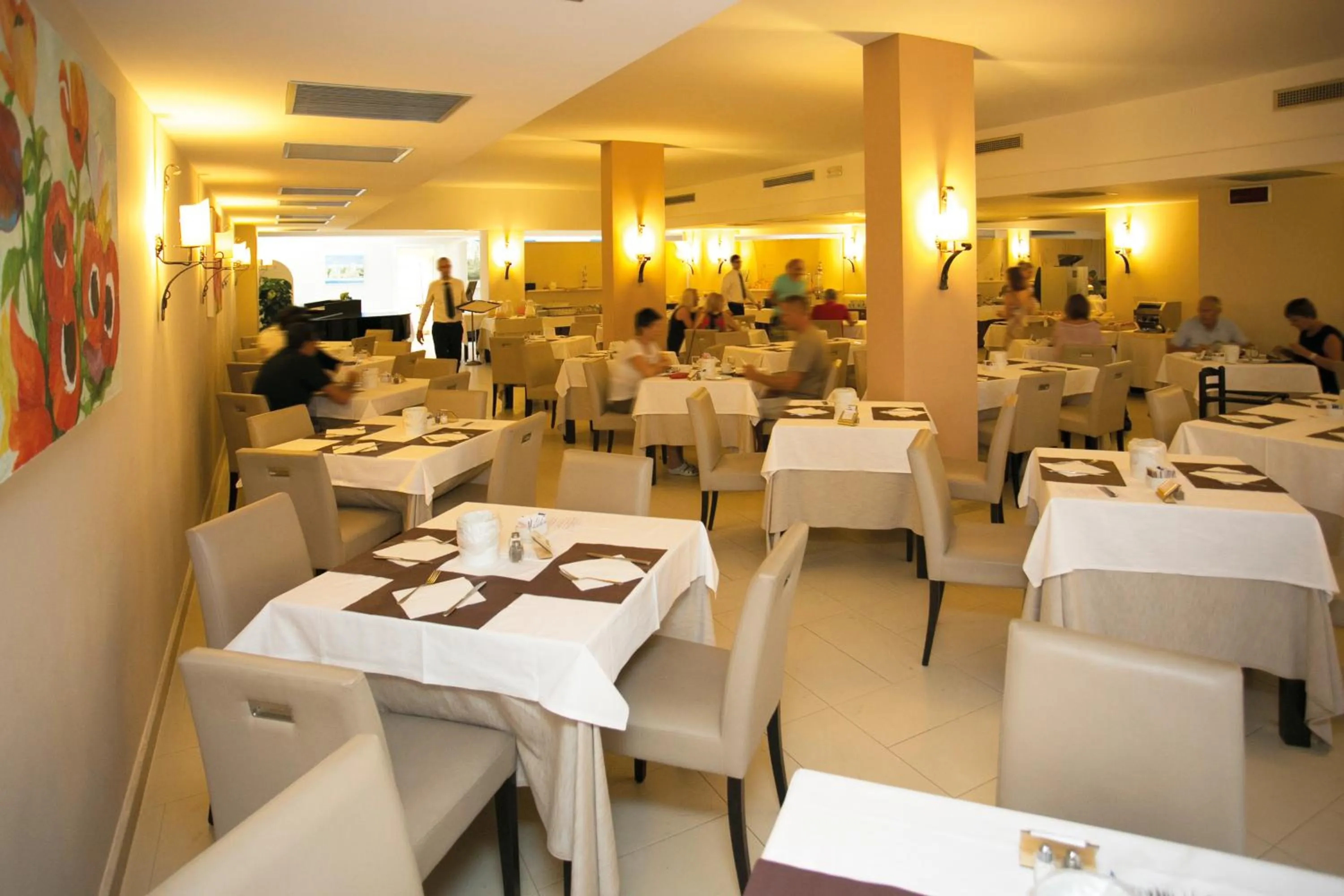 Restaurant/places to eat in Tropis Hotel