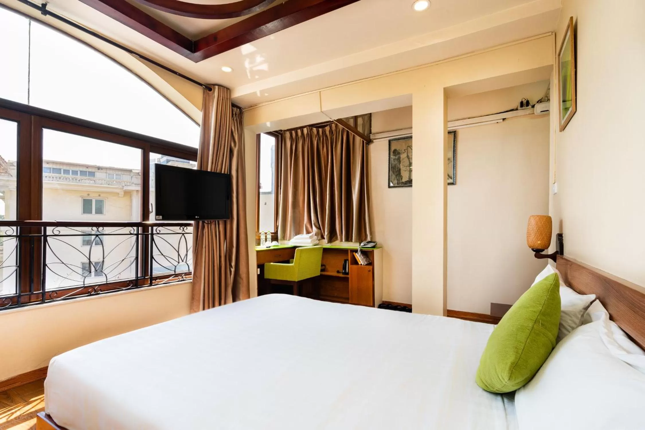 View (from property/room), Bed in Artisan Lakeview Hotel