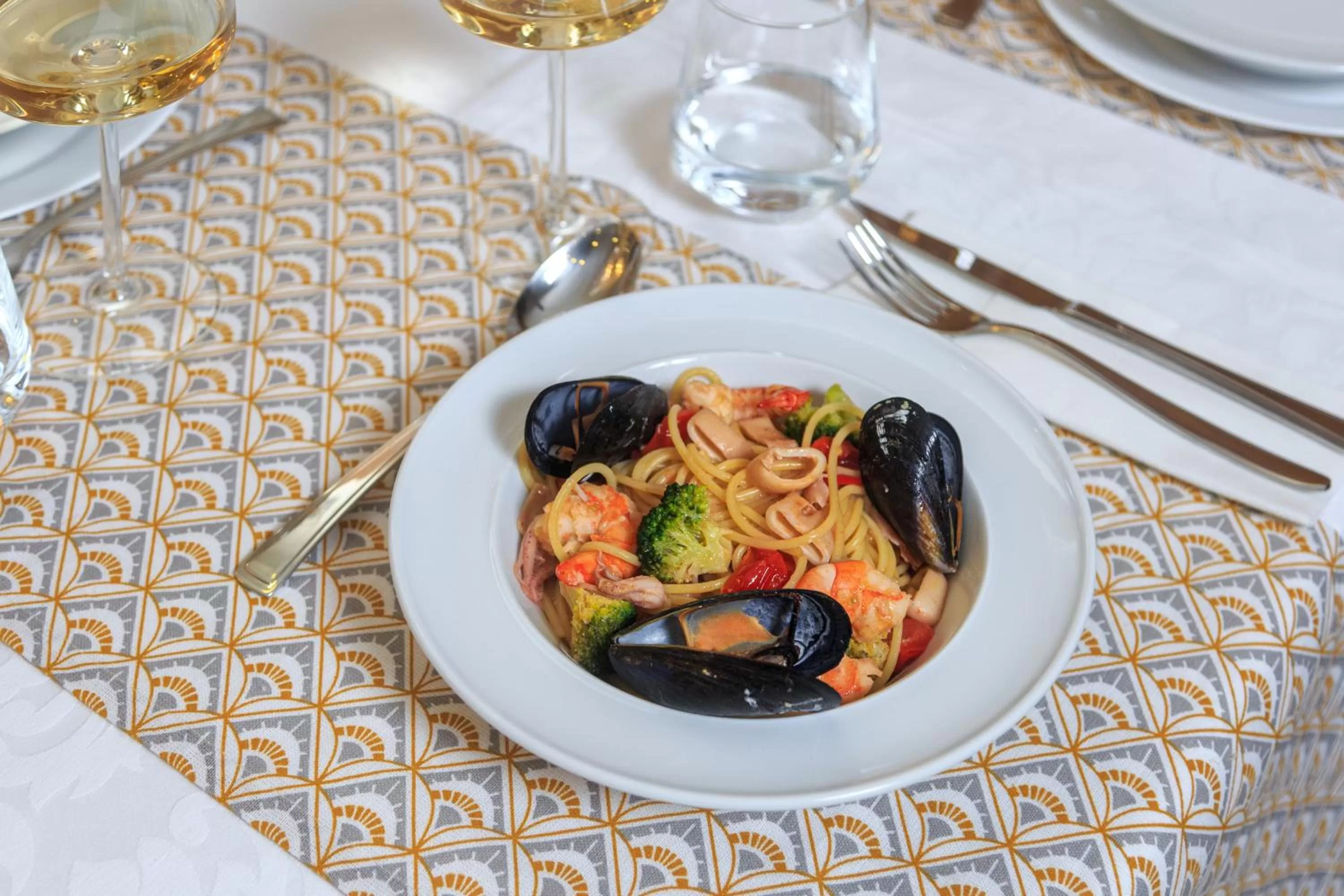 Restaurant/places to eat, Food in Hotel Maksim