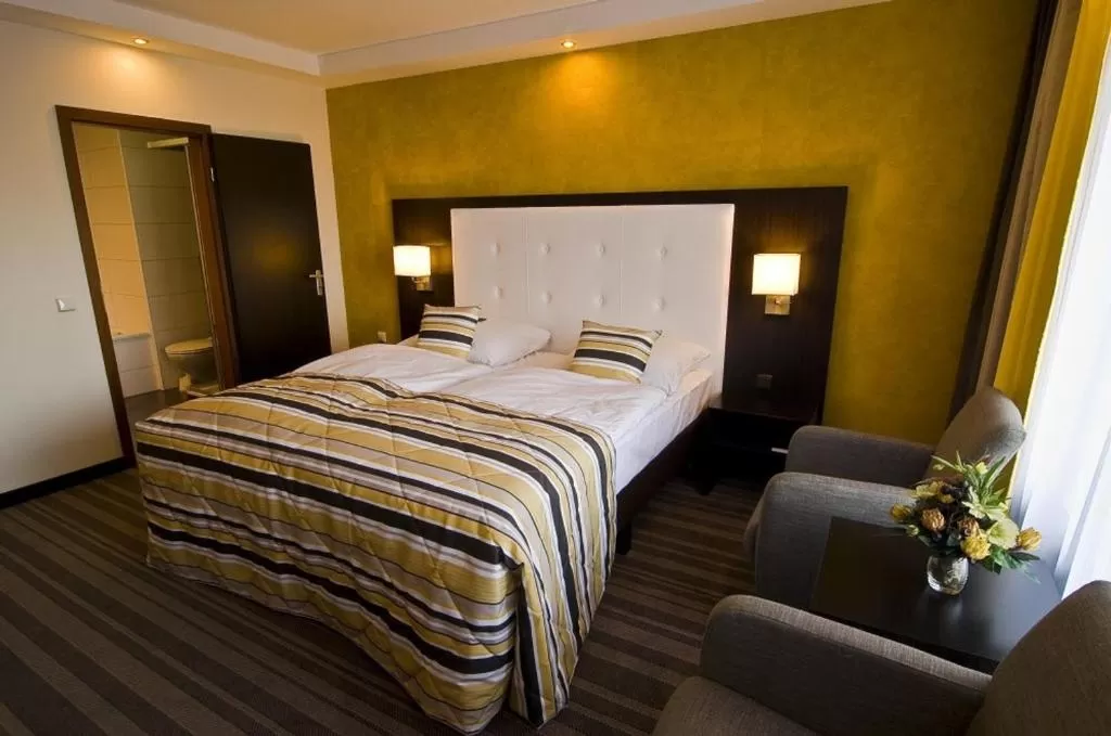 Photo of the whole room, Bed in Hotel Moers van der Valk