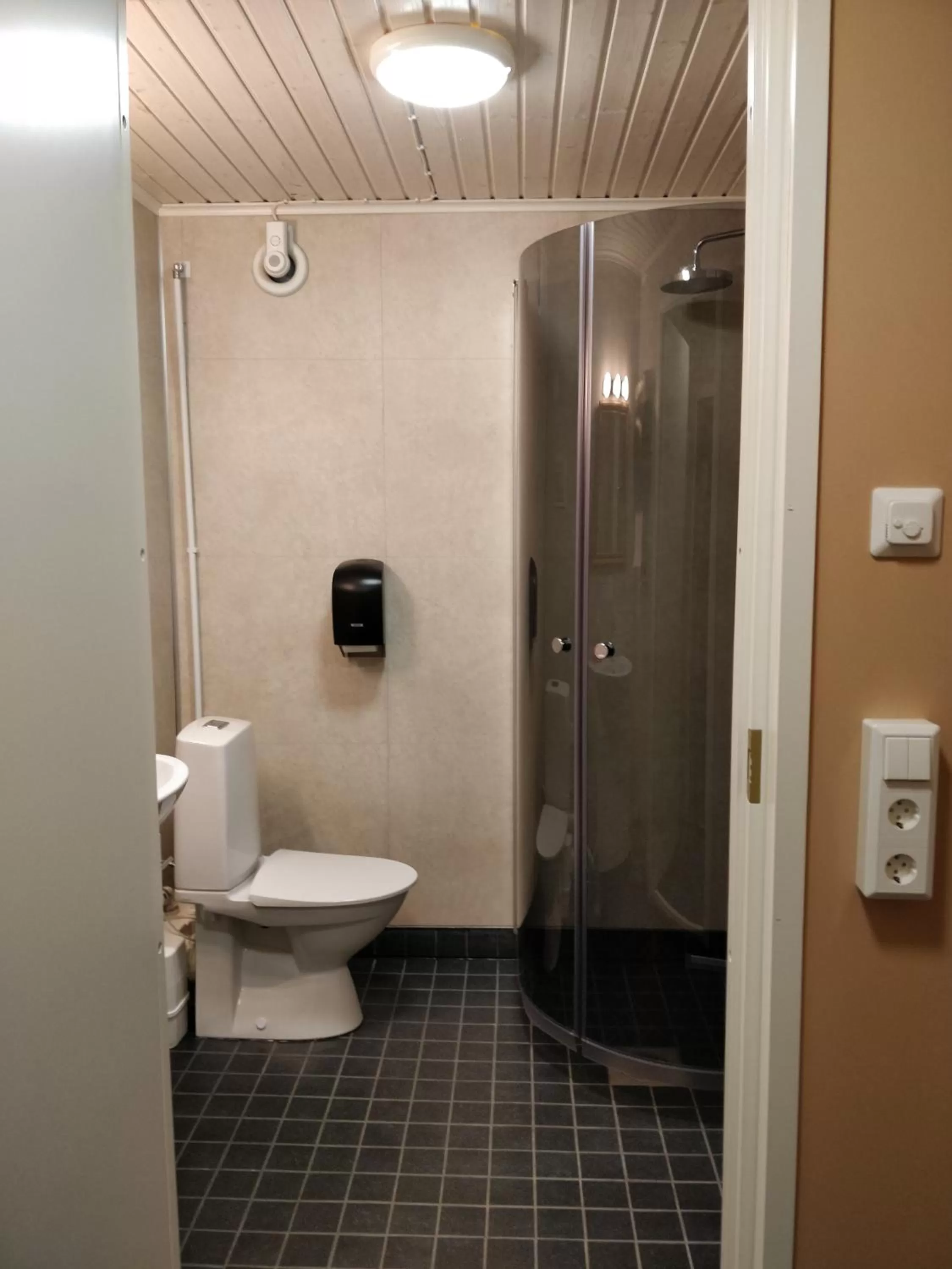 Toilet, Bathroom in Matkustajakoti Kuutamo Guesthouse