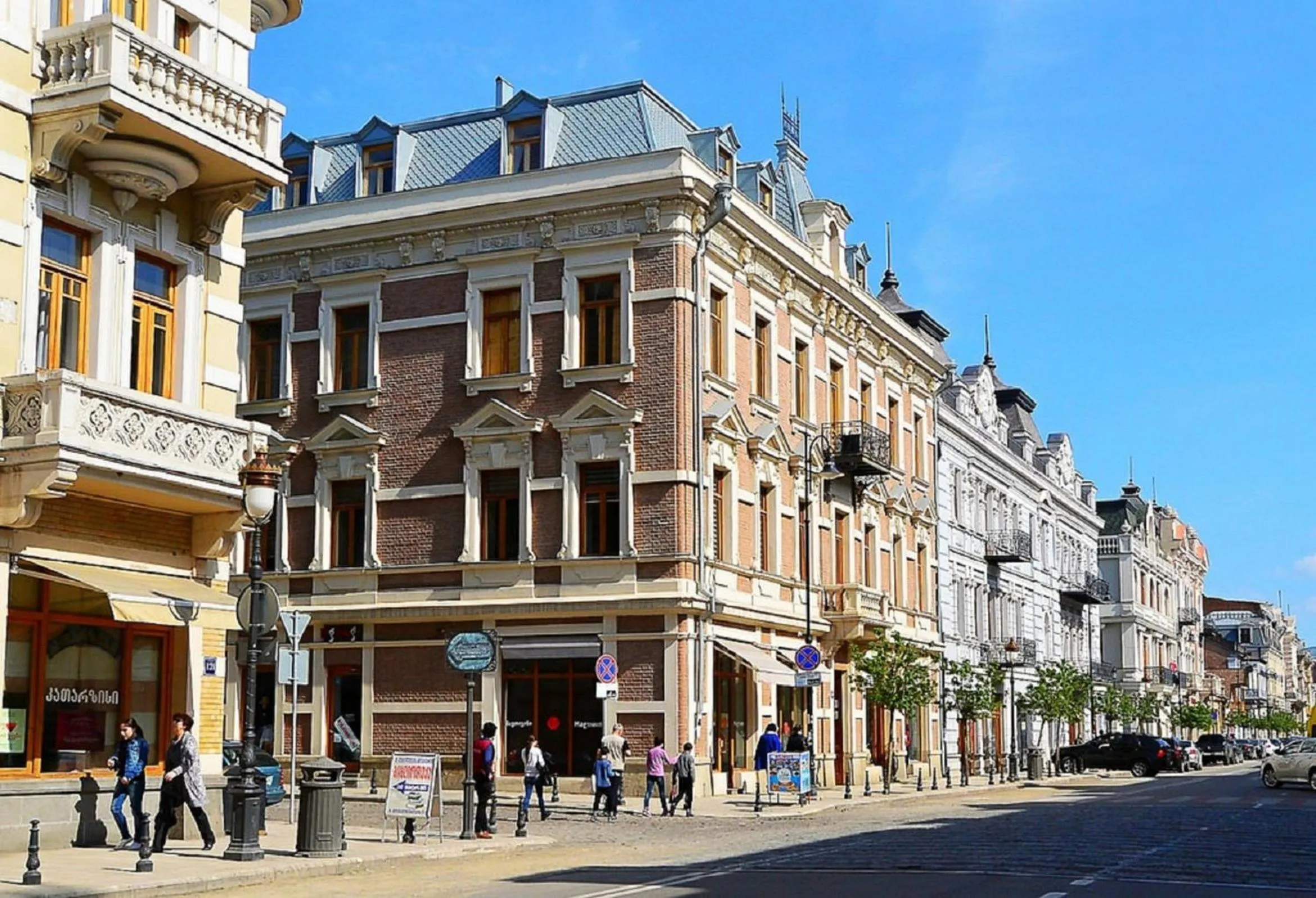 Restaurant/places to eat in City Avenue Hotel