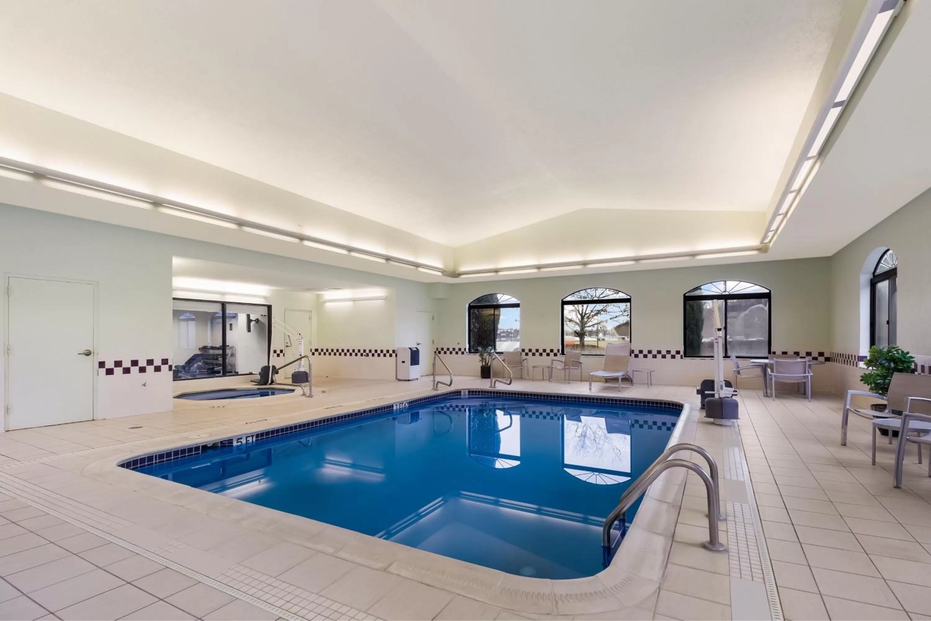 Swimming pool in SpringHill Suites by Marriott Pittsburgh Washington