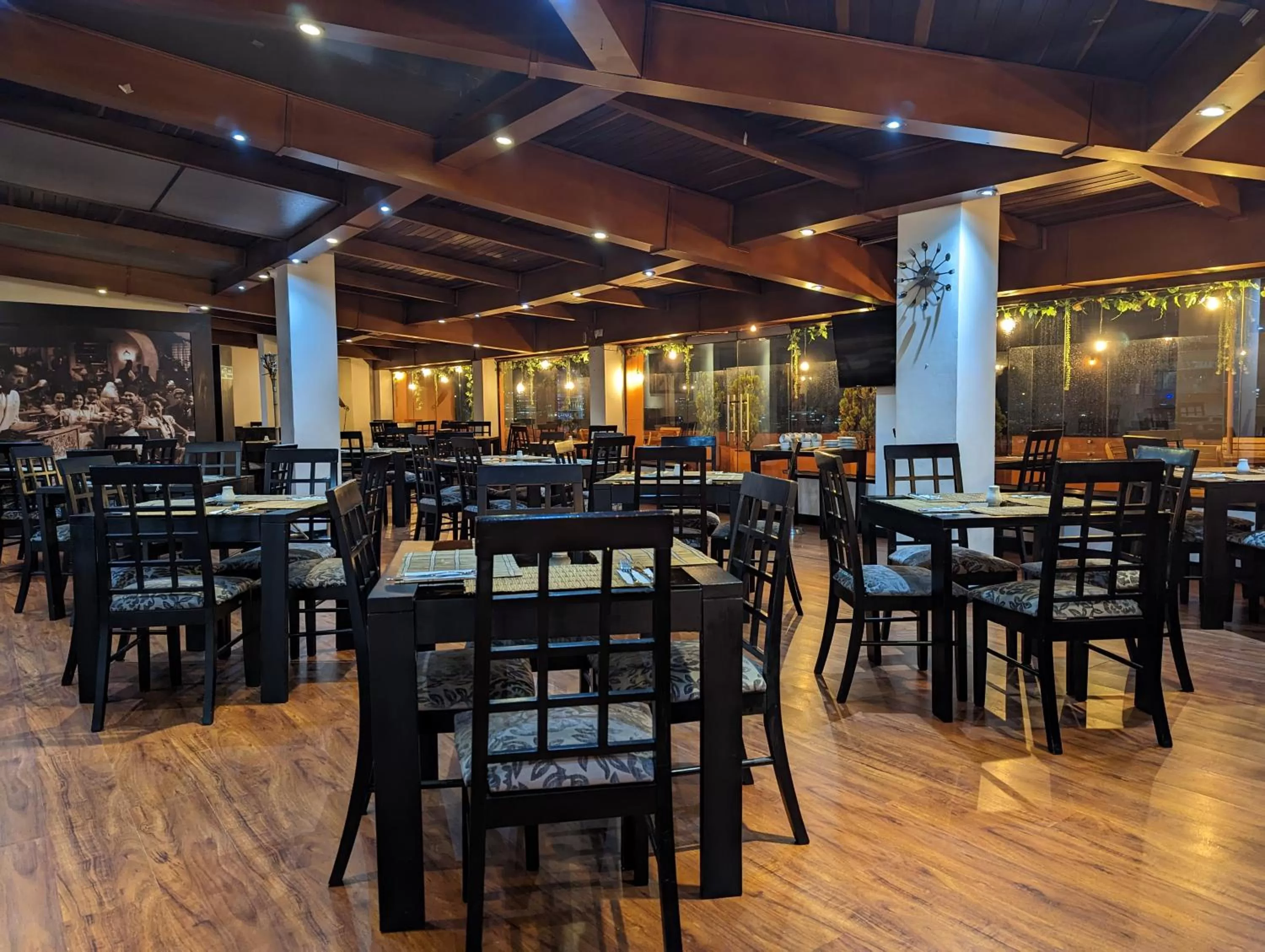 Restaurant/places to eat in Hotel Charlotte Suite 26