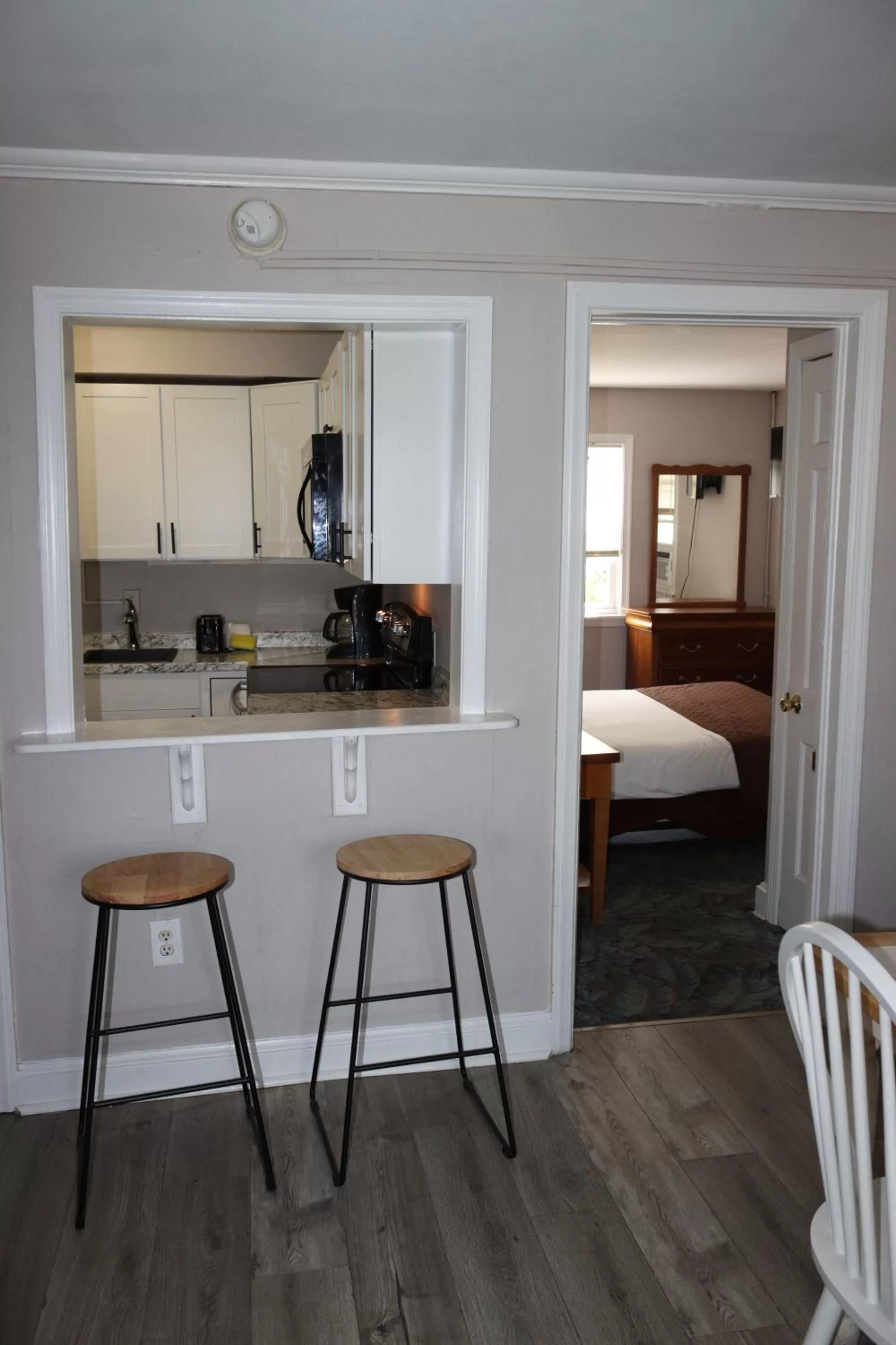 Kitchen or kitchenette in The Burgundy Inn Hotel and Apartments