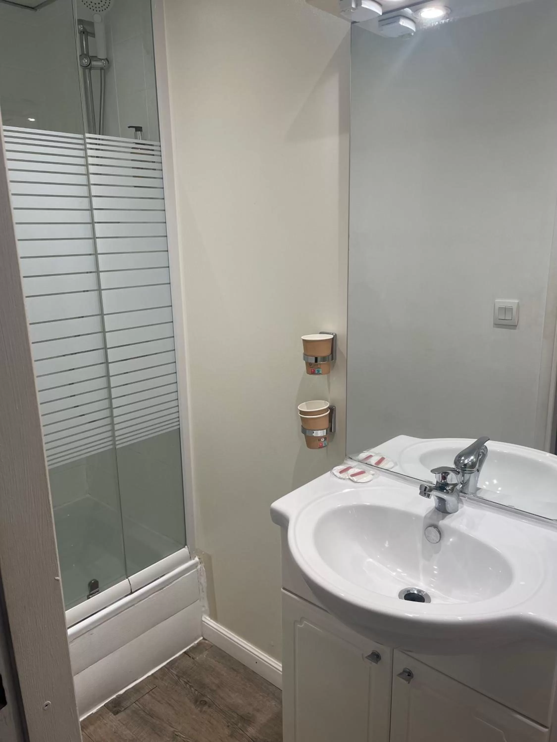 Bathroom in Hôtel & Restaurant Le Patio VICHY