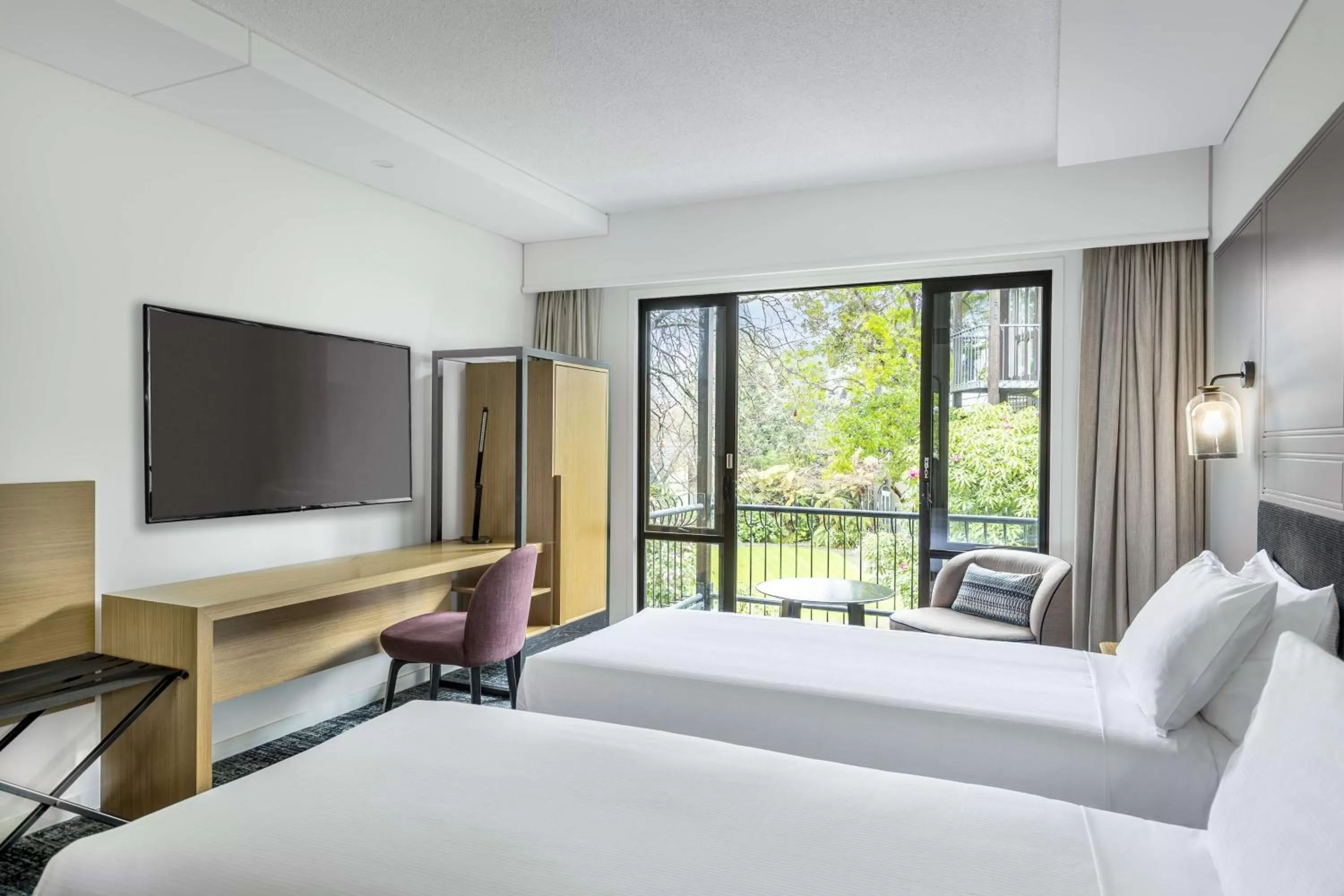 Bedroom, Bed in Chateau On The Park - Christchurch, A Doubletree By Hilton