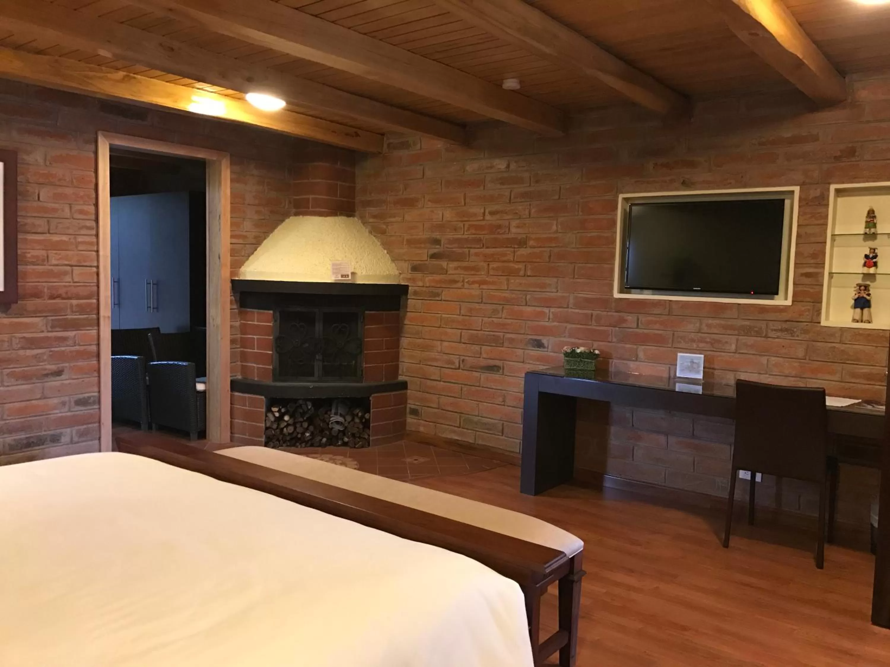 Photo of the whole room, TV/Entertainment Center in Puertolago Country Inn & Resort