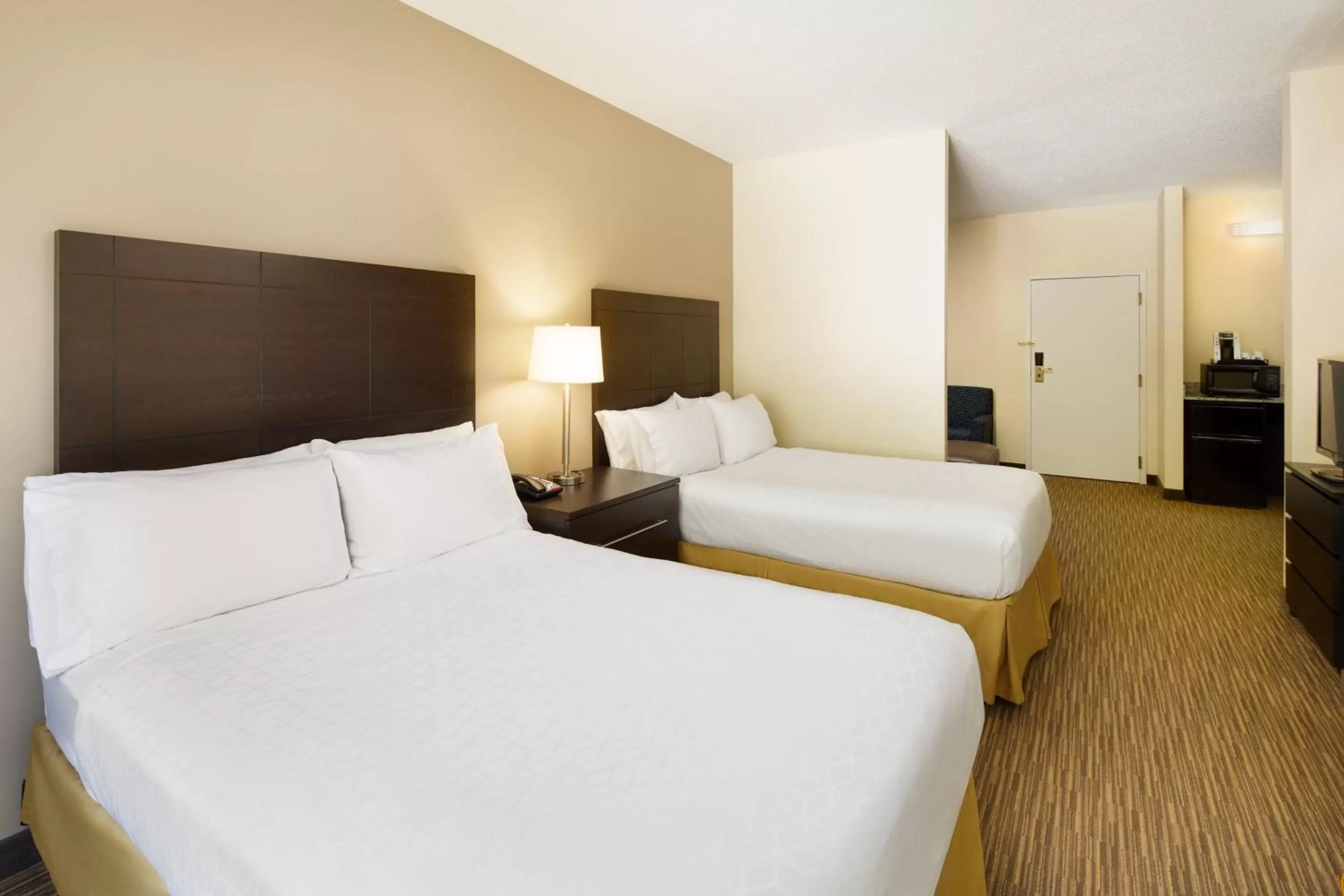 Photo of the whole room, Bed in Holiday Inn Express & Suites Alpharetta by IHG