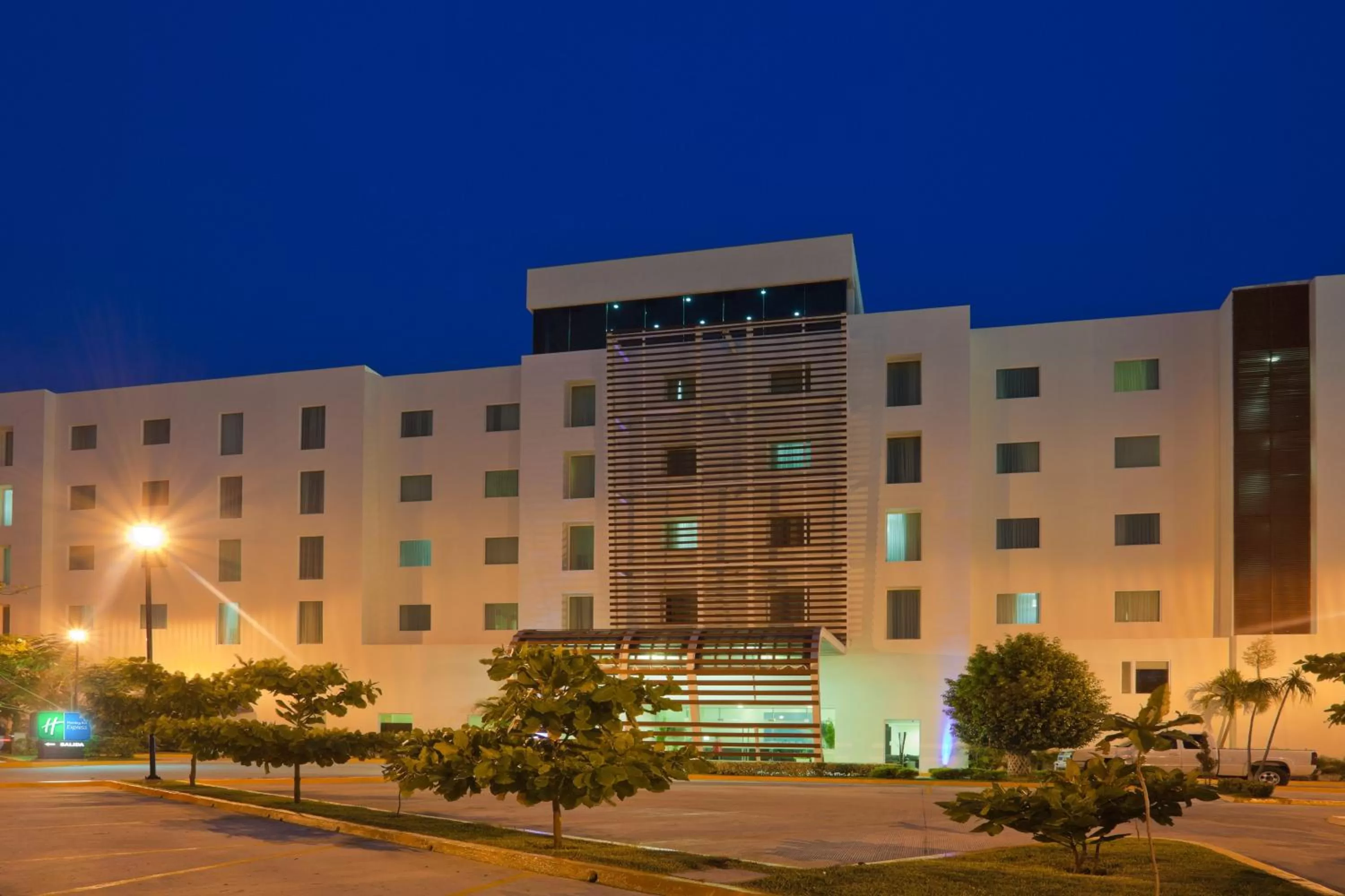 Property building in Holiday Inn Express Ciudad Del Carmen by IHG