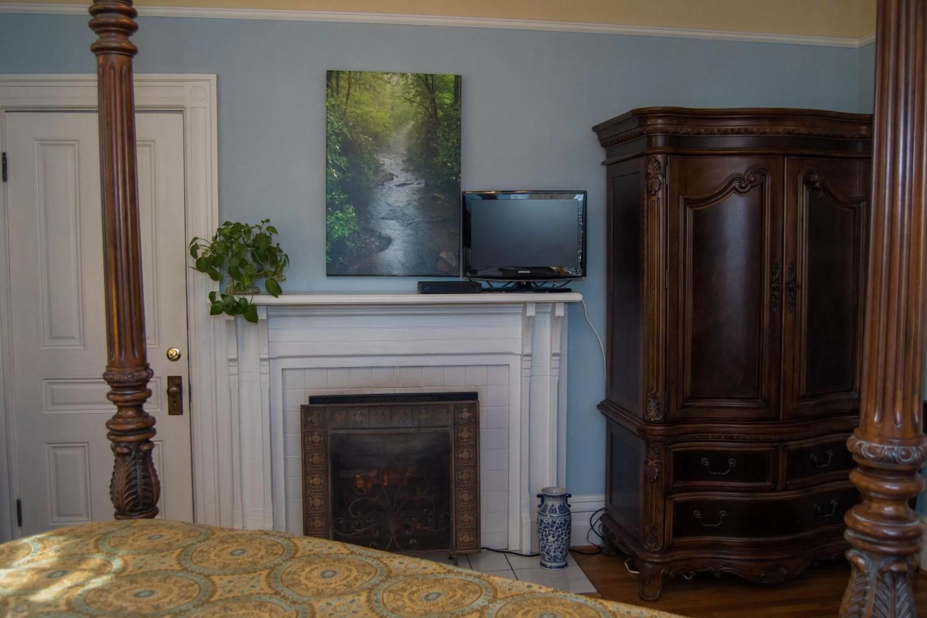 Queen Room with Mountain View in Oak Hill On Love Lane Bed and Breakfast Inn