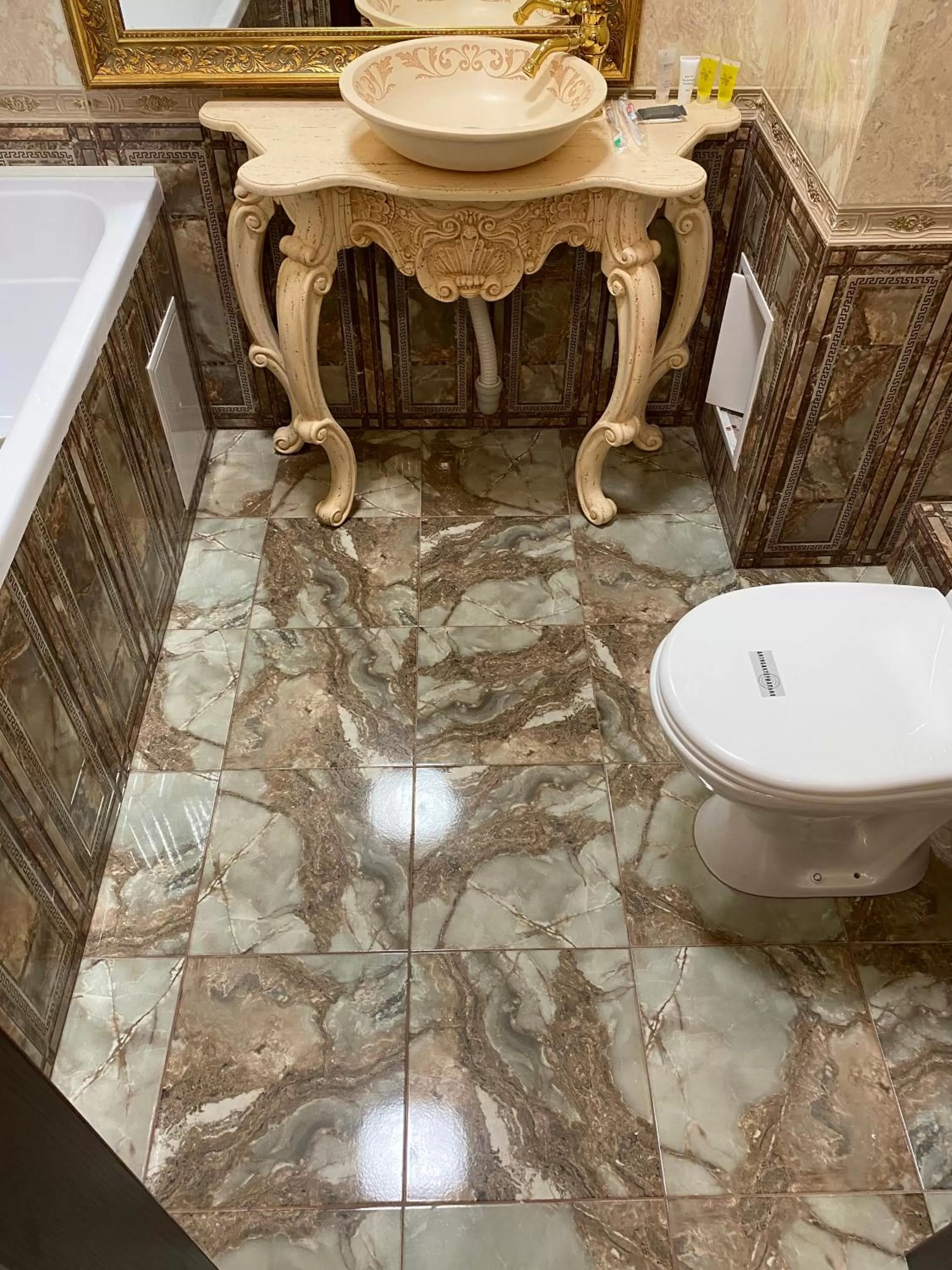 Bathroom in Lion Hotel