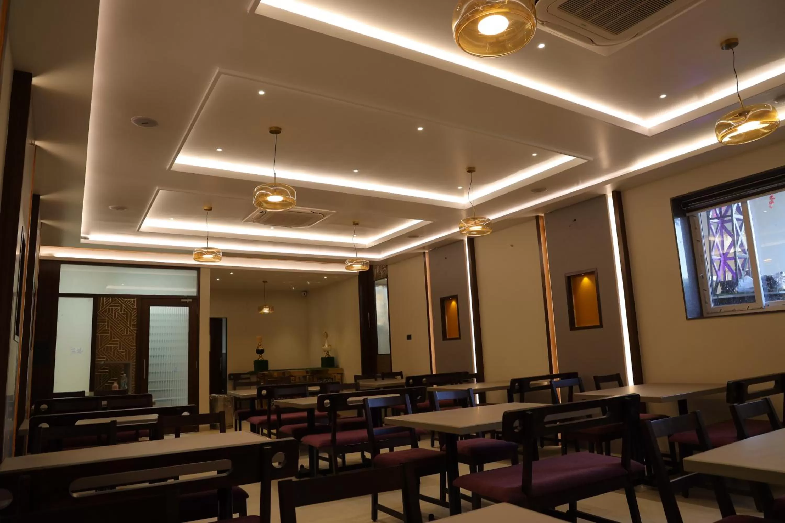 Restaurant/places to eat in Blisss Hotel Kolhapur