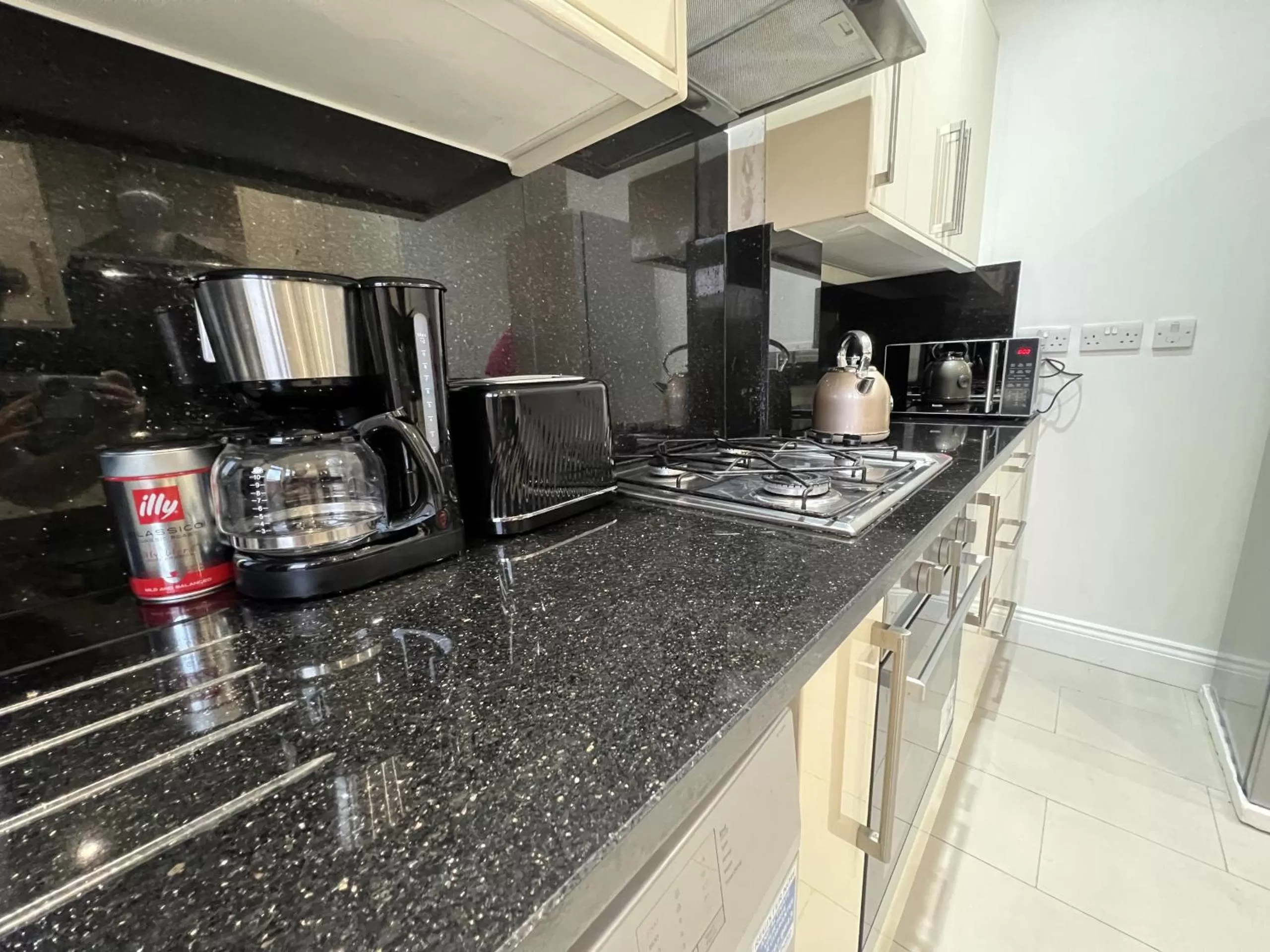 Food and drinks in 4 Wharncliffe Drive