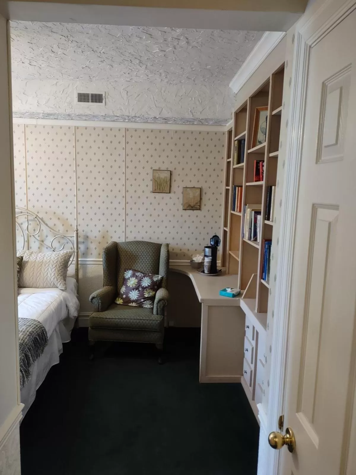 Seating area, Bed in The King George Inn