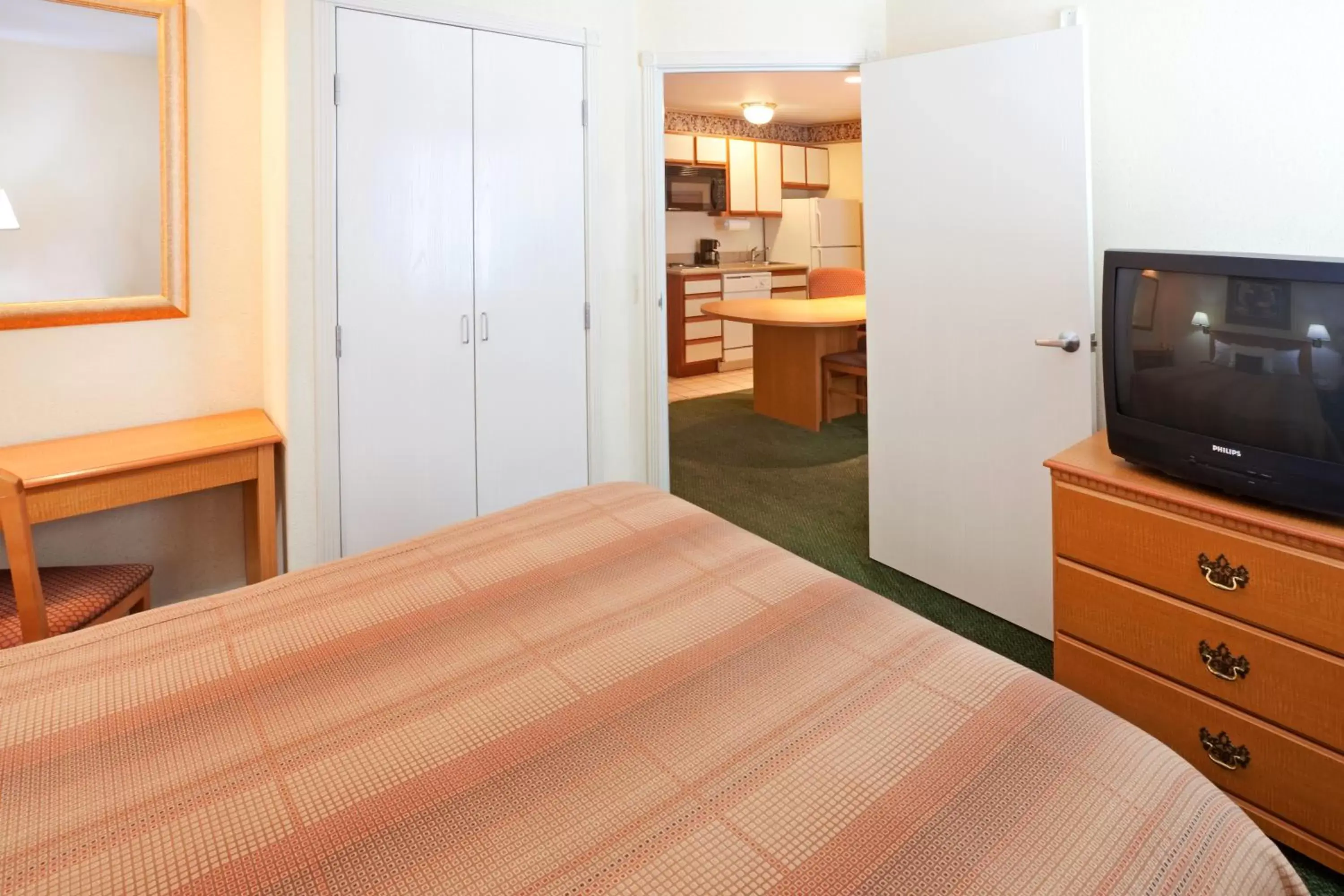 One-Bedroom Queen Suite in Candlewood Suites Tyler, an IHG Hotel One-Bedroom Queen Suite in Candlewood Suites Tyler, an IHG Hotel