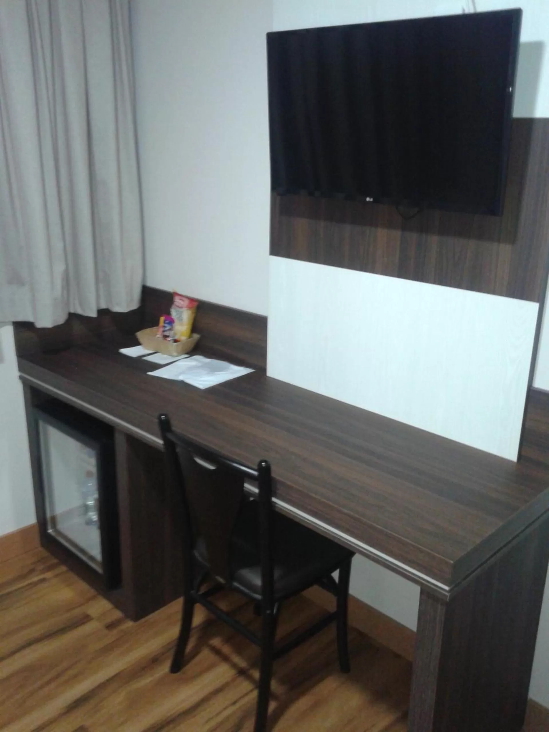 TV/Entertainment Center in Hotel Maestro Villa Do Lago Toledo