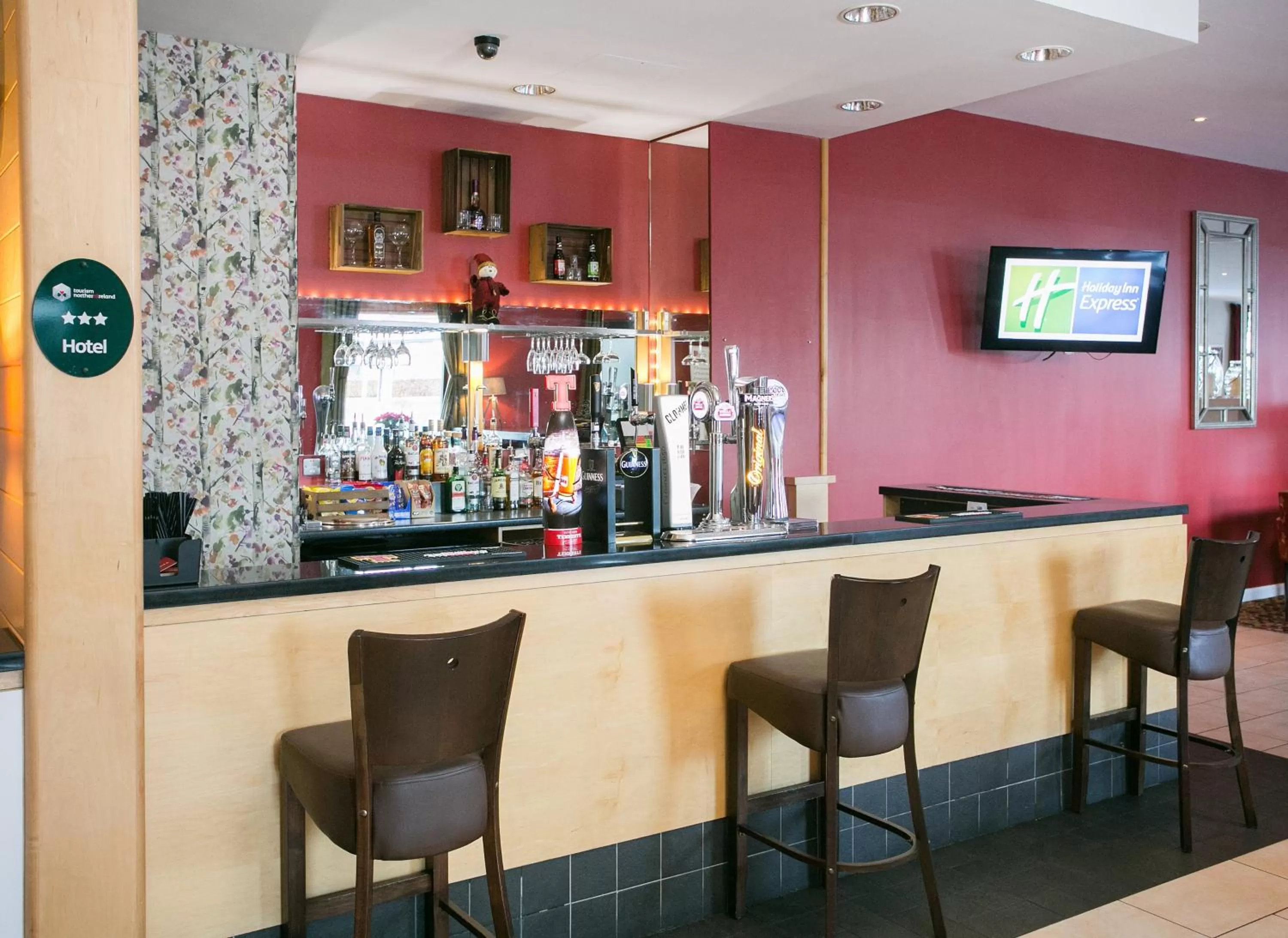 Lounge or bar in Holiday Inn Express Antrim by IHG