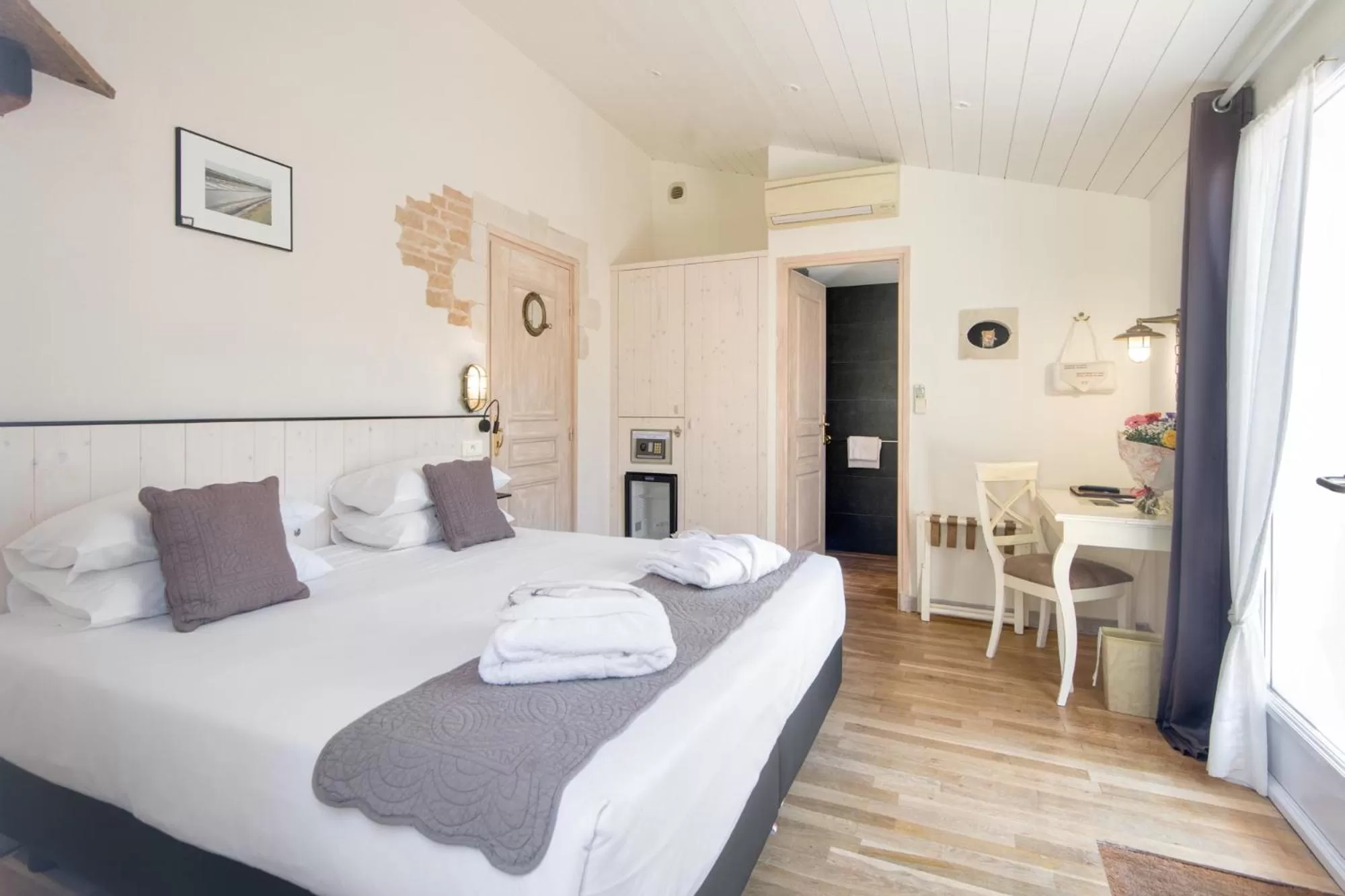 Bedroom, Bed in Hôtel Restaurant & Spa Plaisir