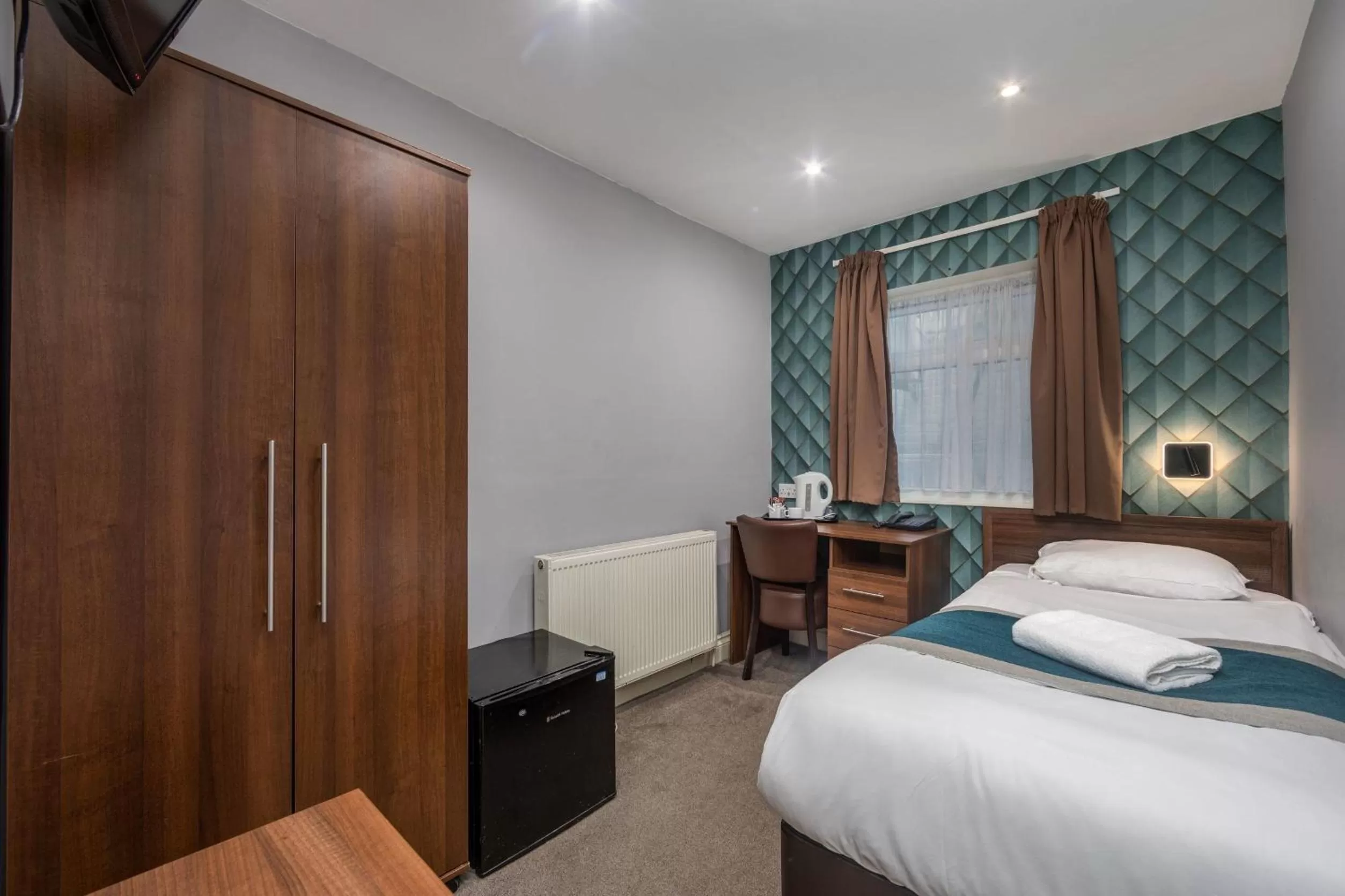 Bed in King Solomon Hotel- Golders Green