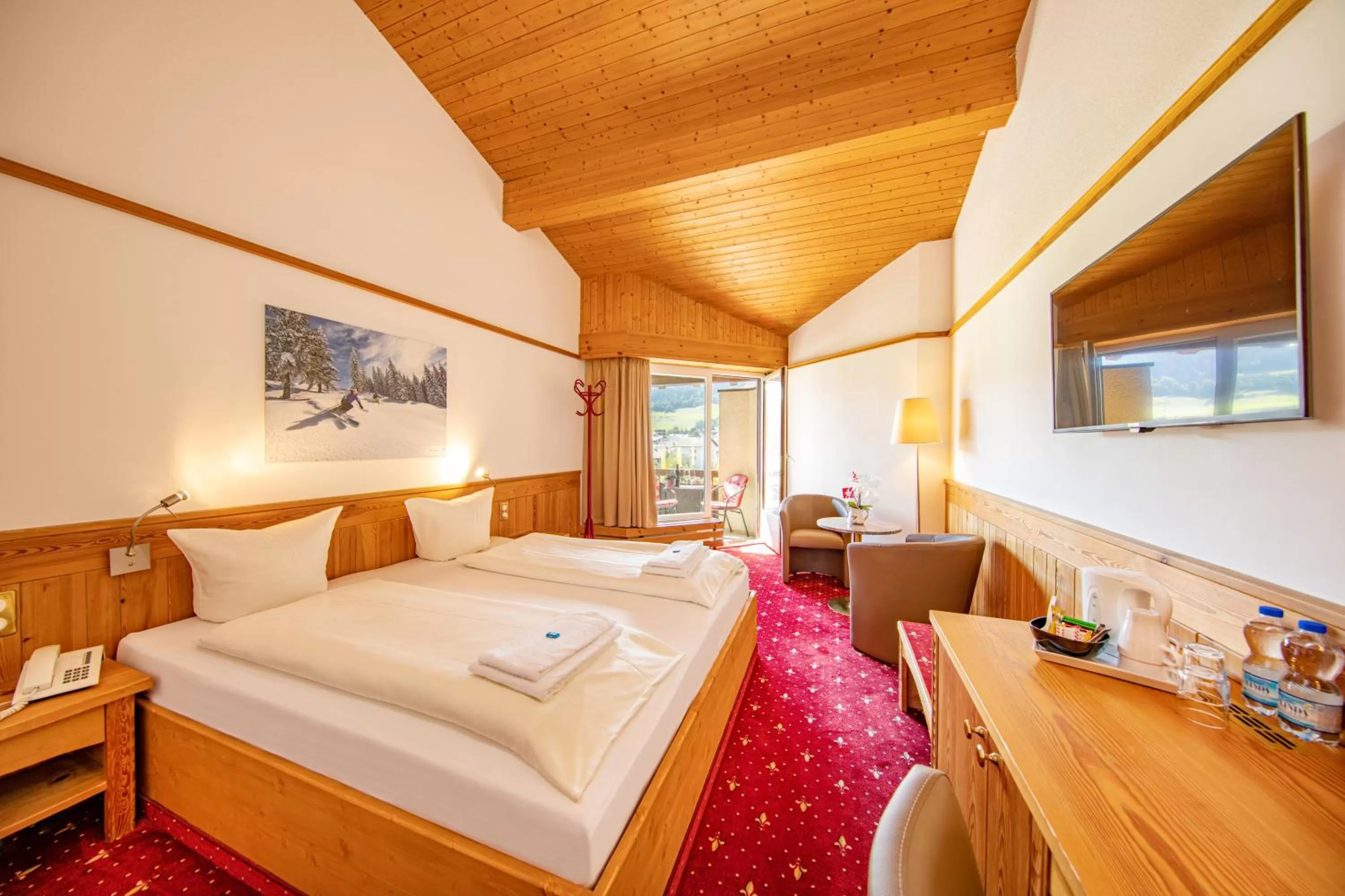 Photo of the whole room, Bed in T3 Alpenhotel Flims