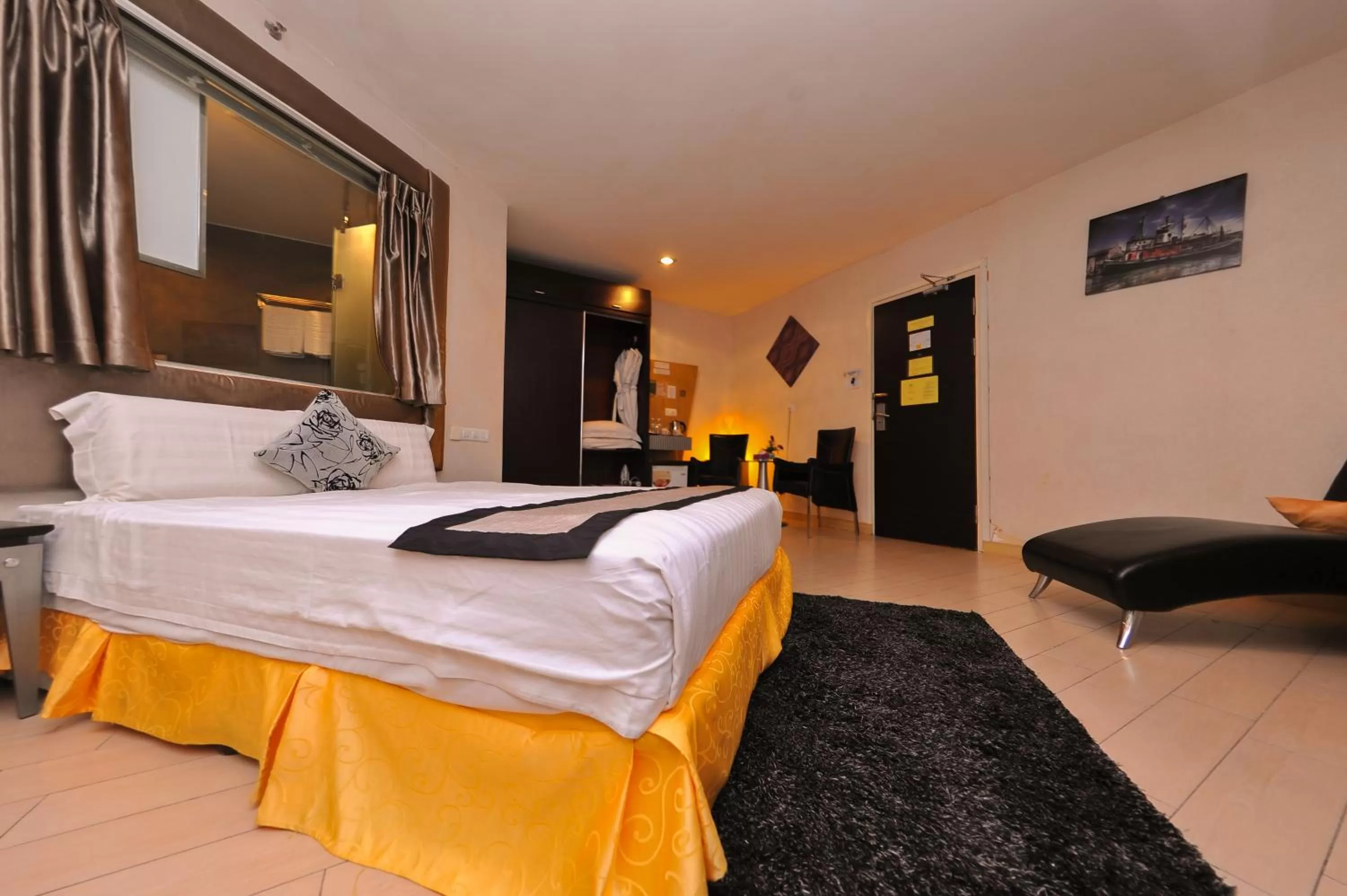 Photo of the whole room, Bed in Shervinton Executive Boutique Hotel