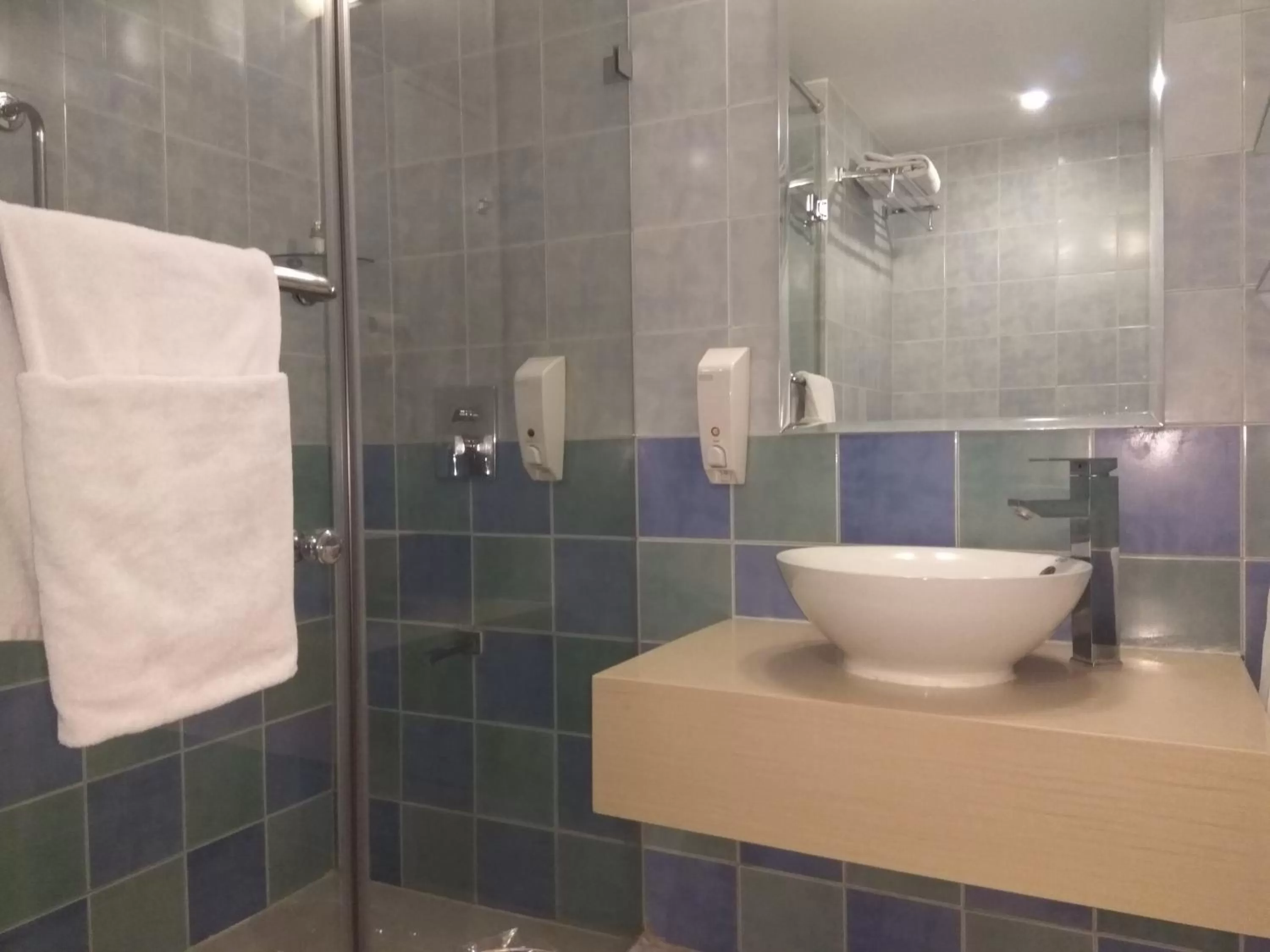 Shower in Hometel Chandigarh