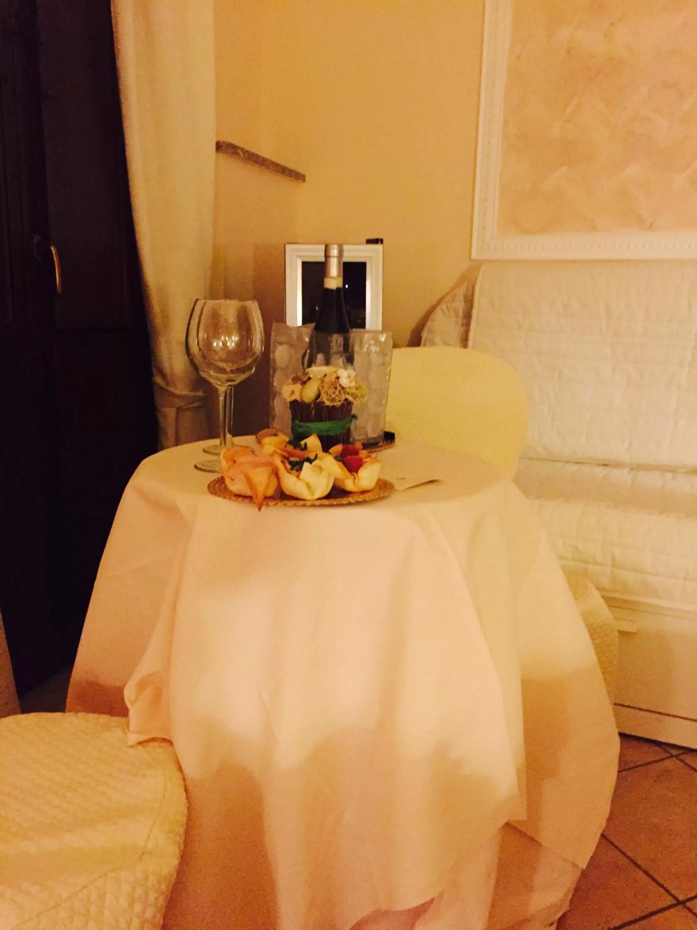 Food, Bed in Hotel Martin