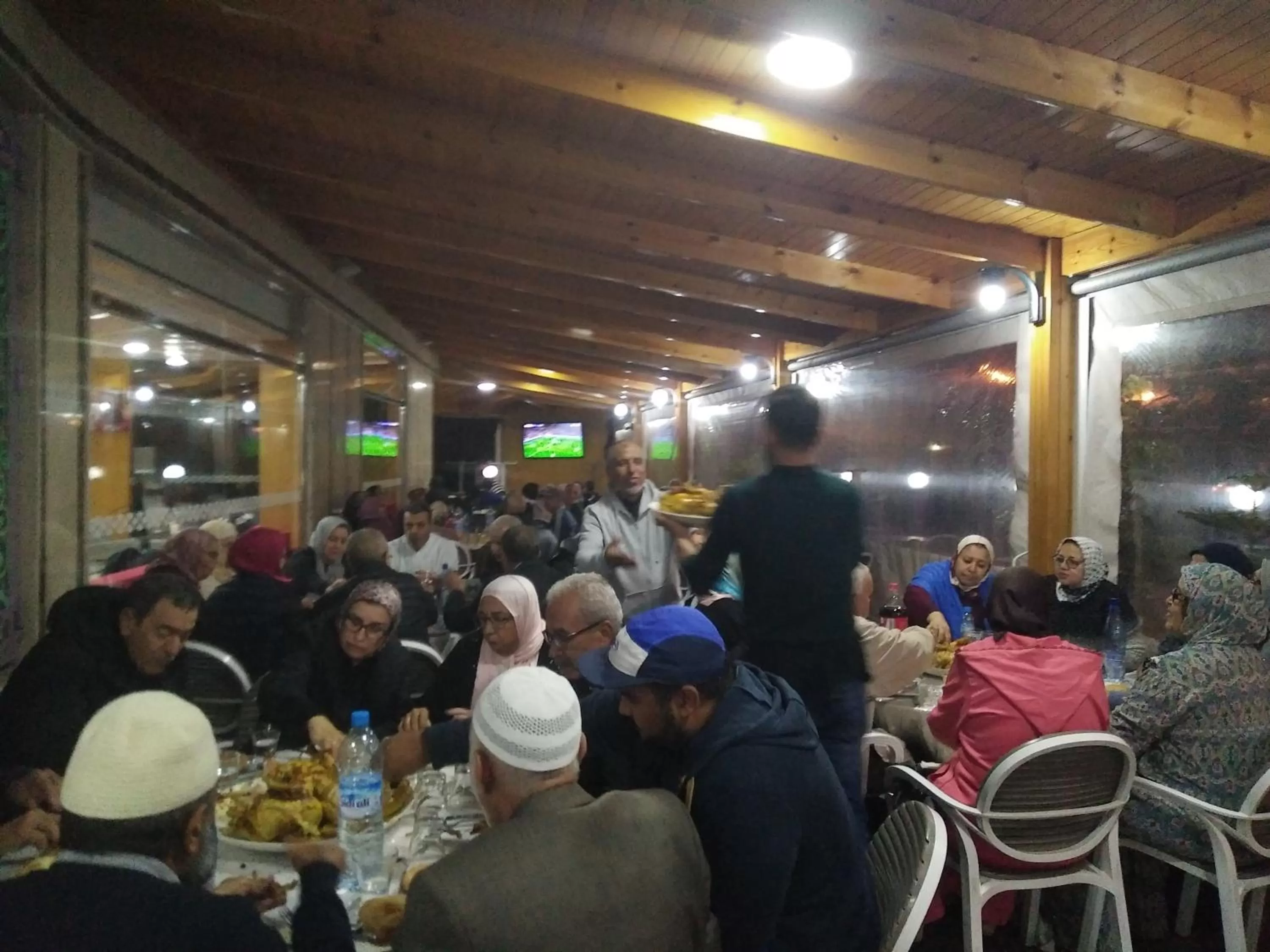 Restaurant/Places to Eat in Hôtel Hadaik Ain Asserdoune