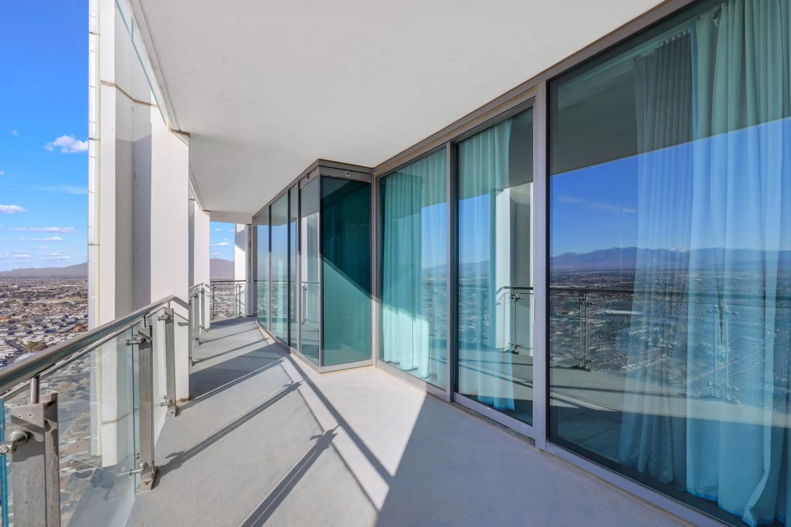 Day in Vegas Palms HIGH 52nd fl. 1BDR corner penthouse 1220sqft