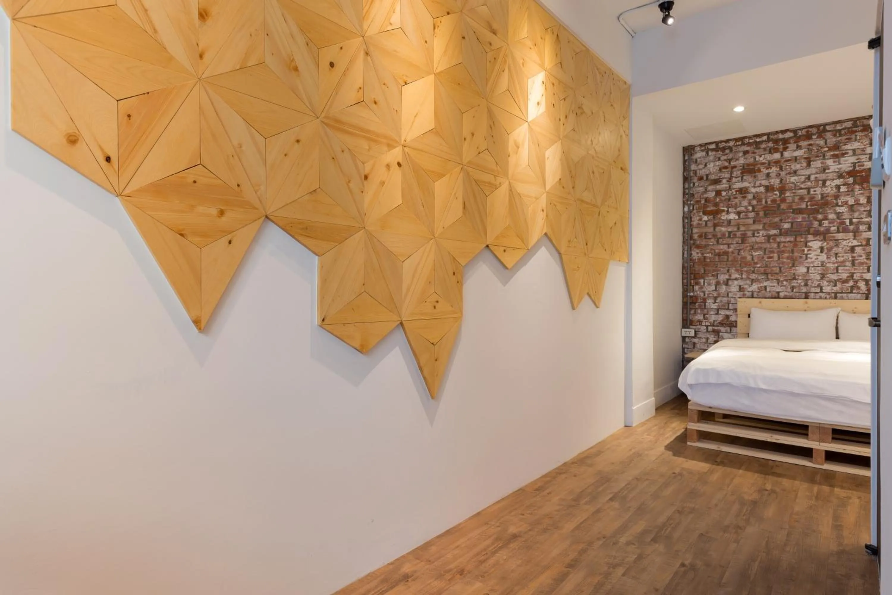 Decorative detail, Bed in You Worth Inn