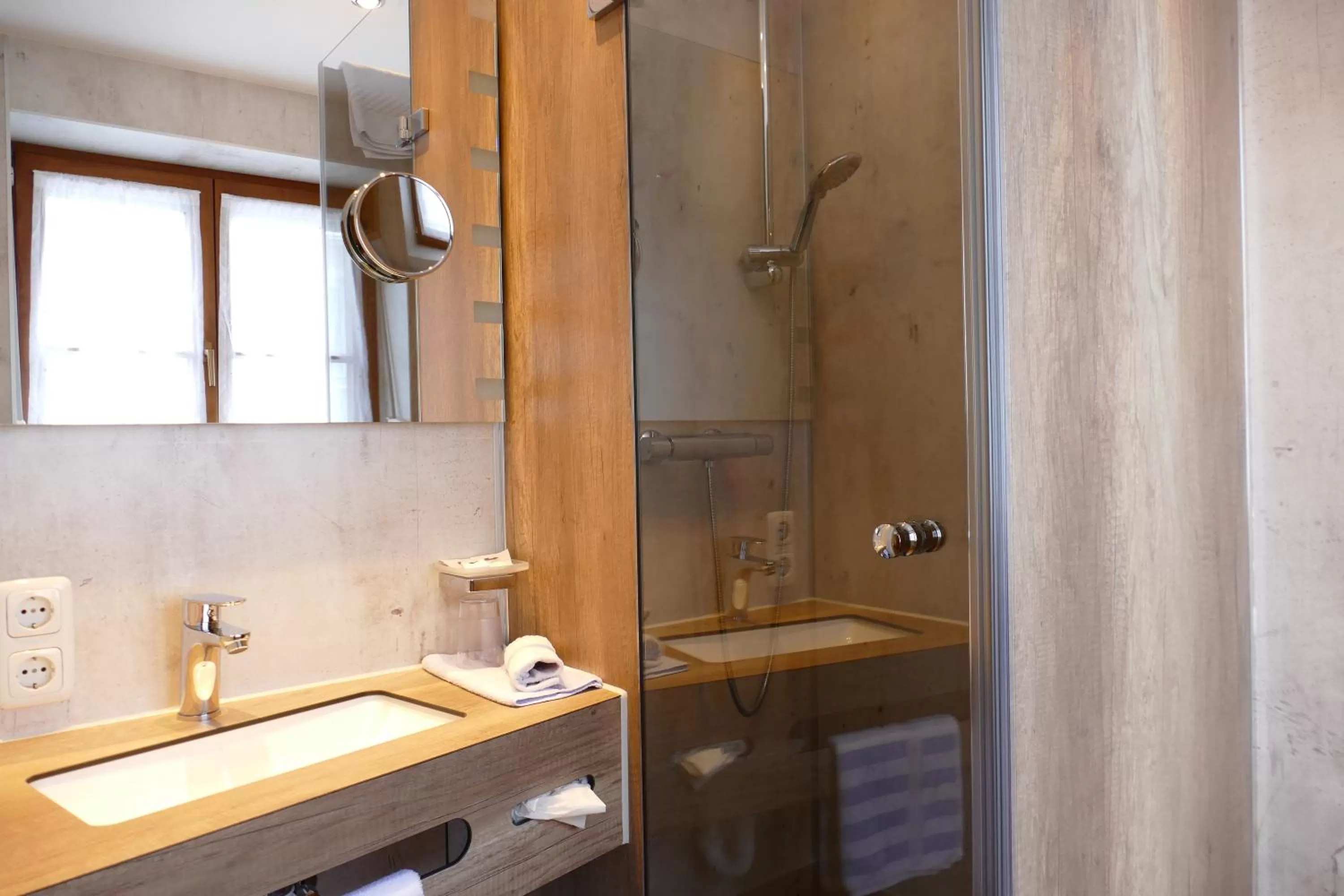 Bathroom in Altstadthotel "Zum Hechten"