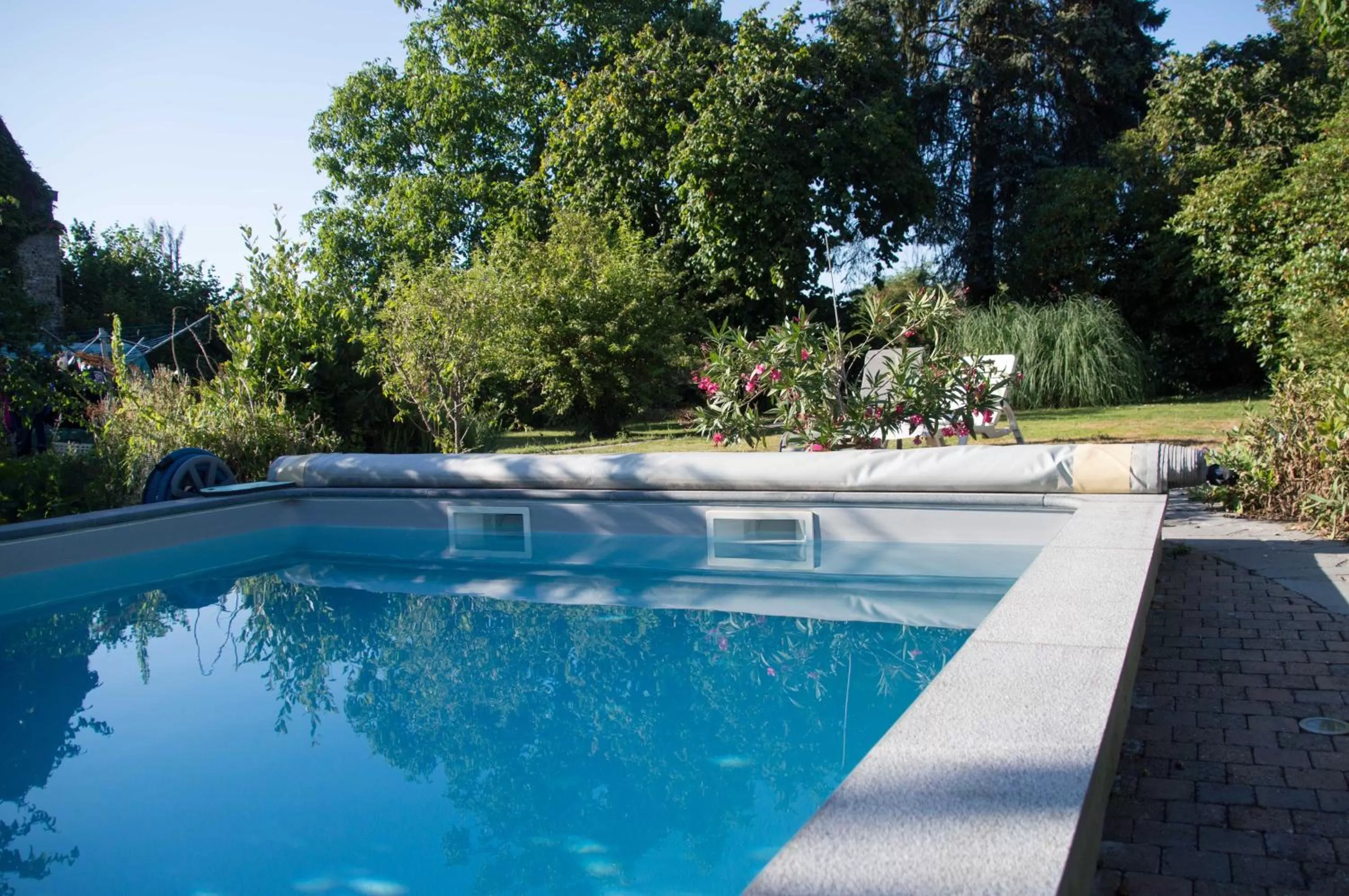 Swimming pool in B and B Comme chez soi