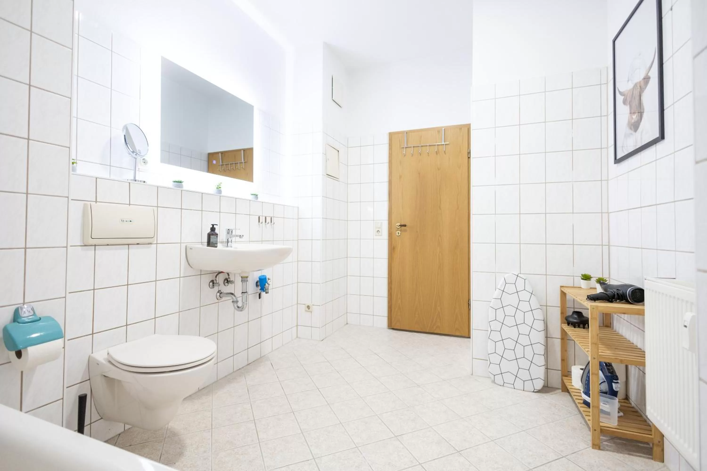 Shower, Bathroom in Ko-Living Space an der Oper - Street Art Design Apartments