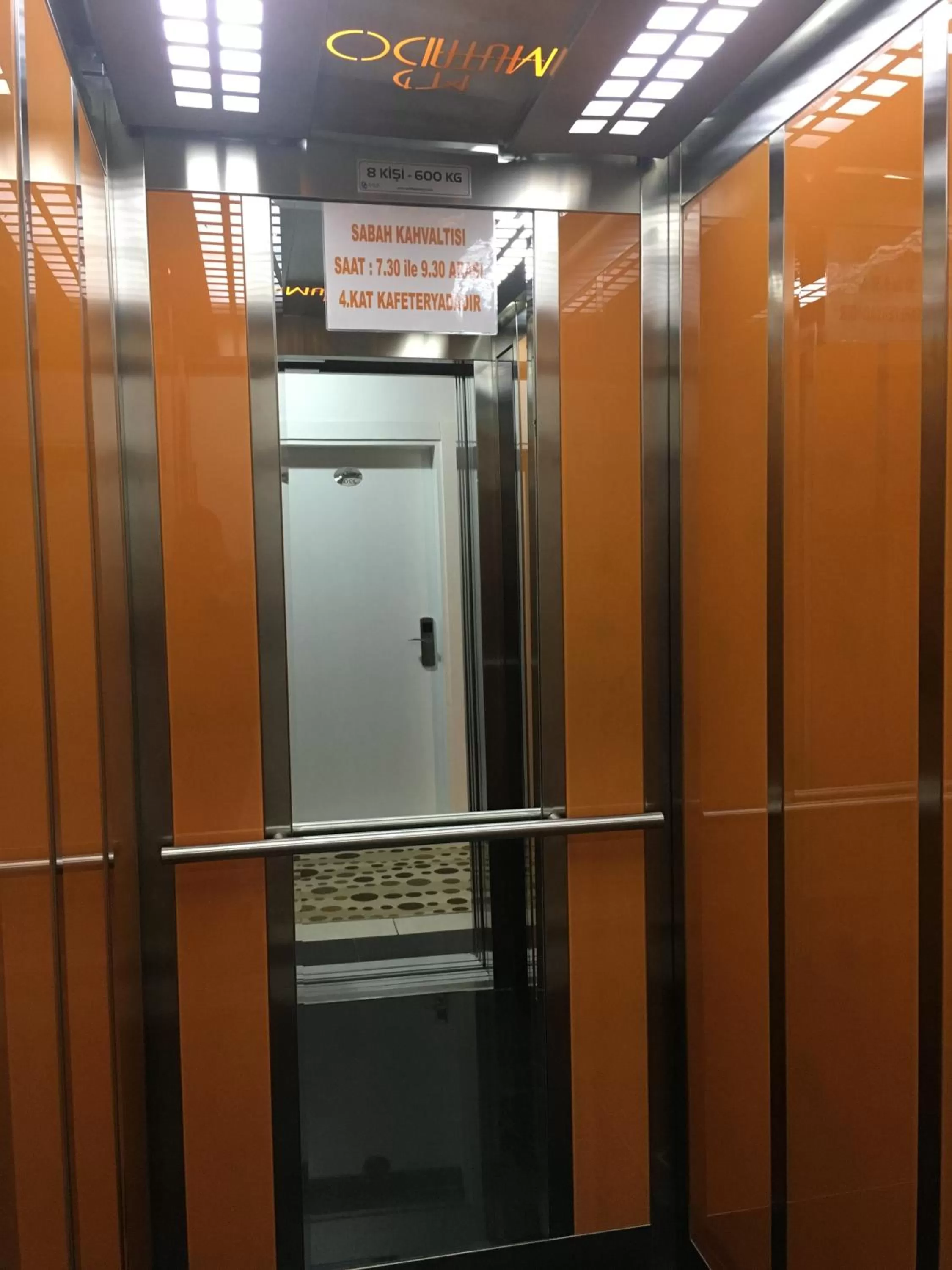 Billiard, Bathroom in Mutado Hotel