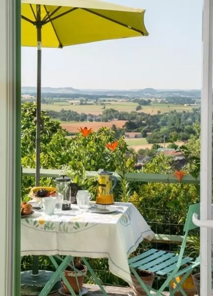 Restaurant/Places to Eat in 39 Tour de Ville