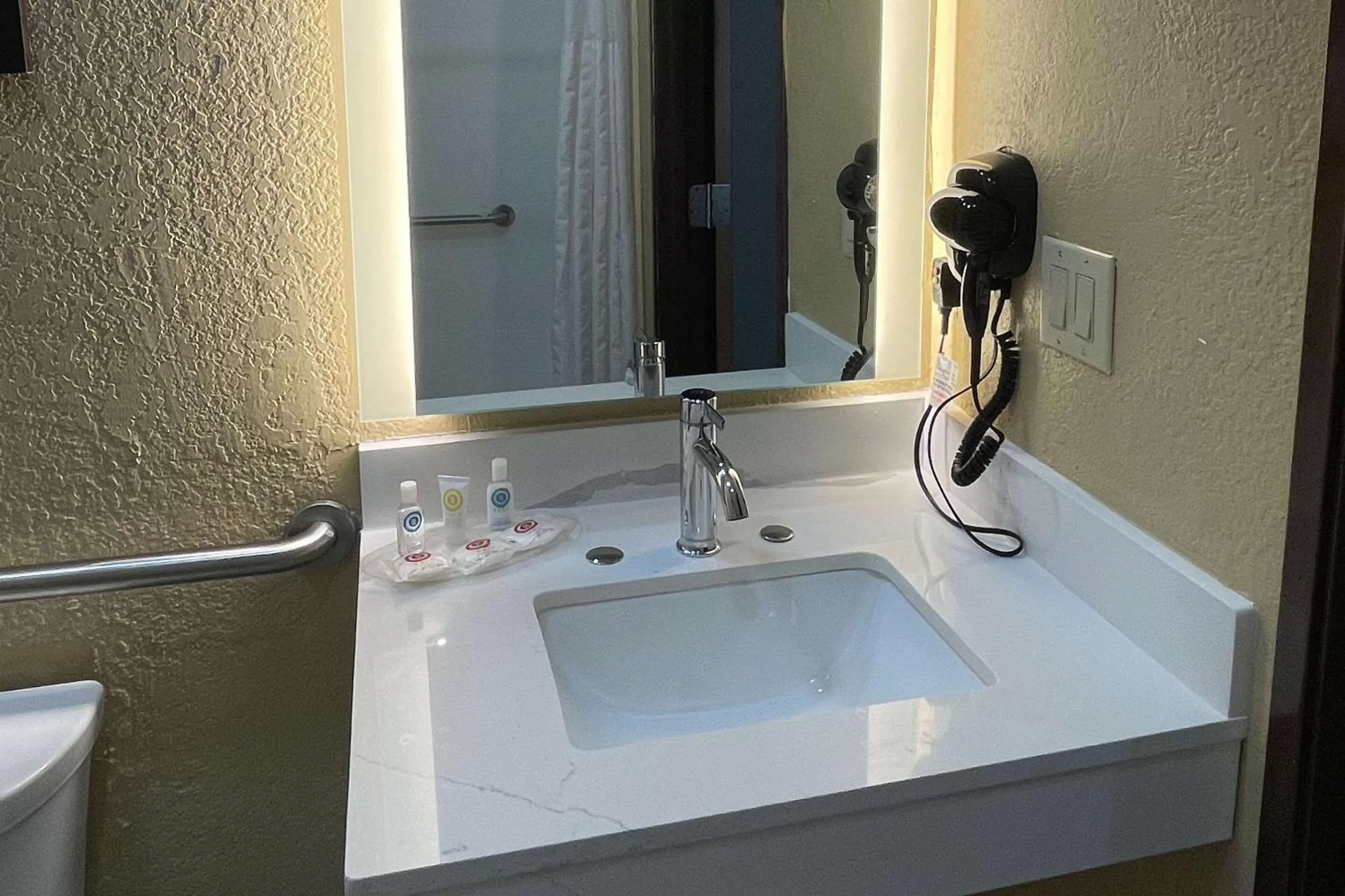 Bedroom in Comfort Suites San Antonio Near Seaworld