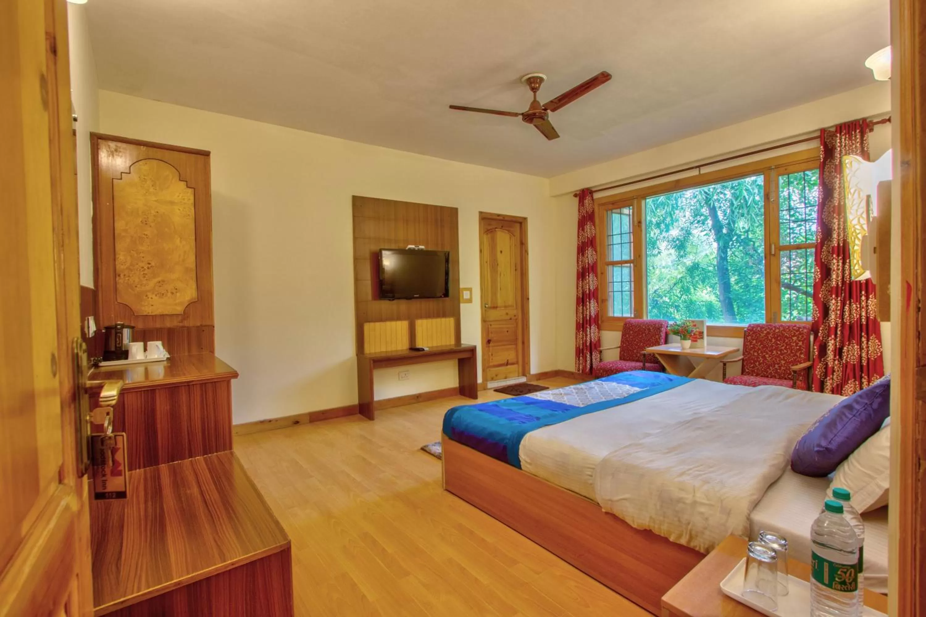 Photo of the whole room, Bed in Woodstock Inn Manali 800 Mtrs from Mall Road