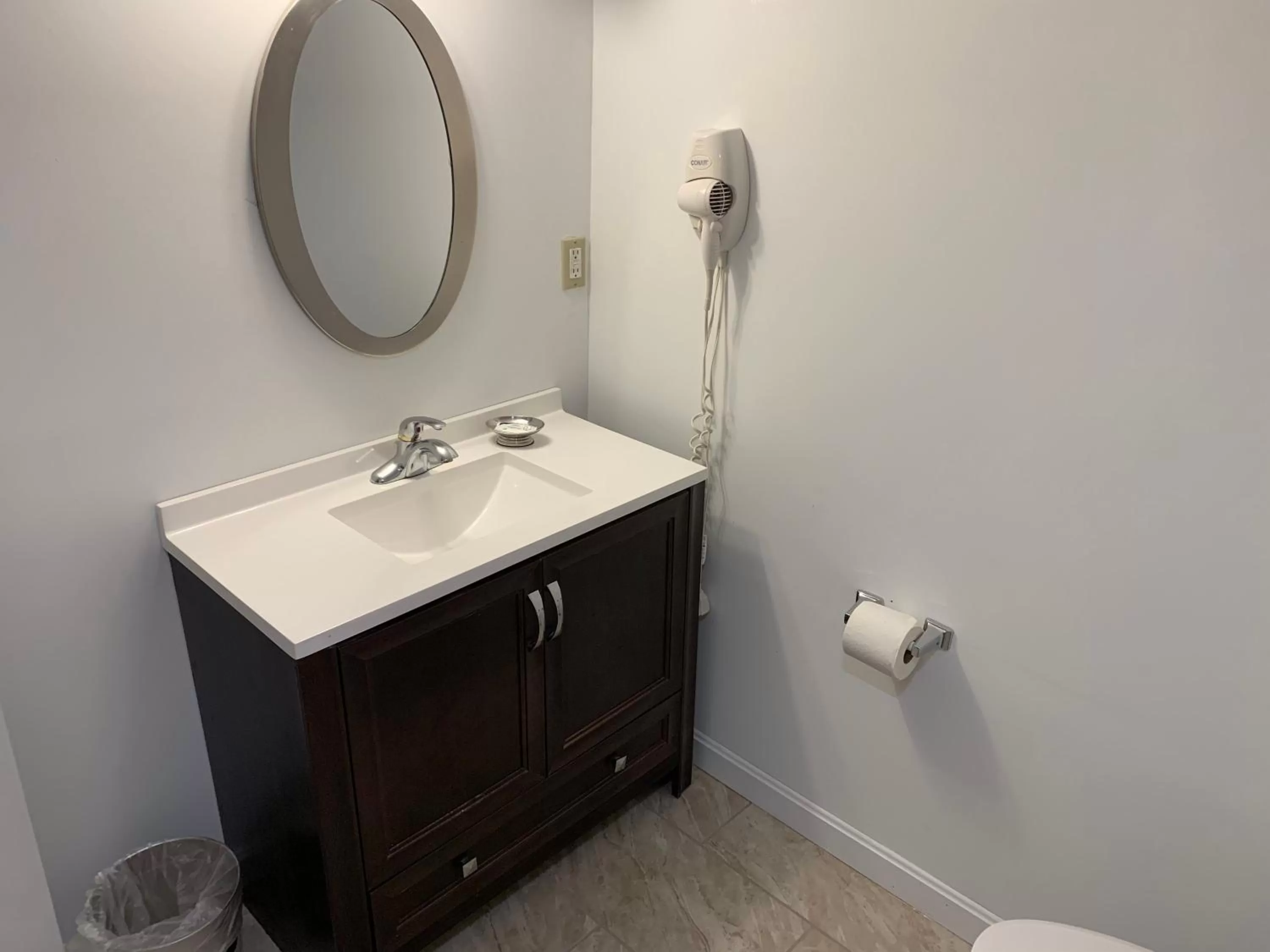 Bathroom in Four Winds Country Motel